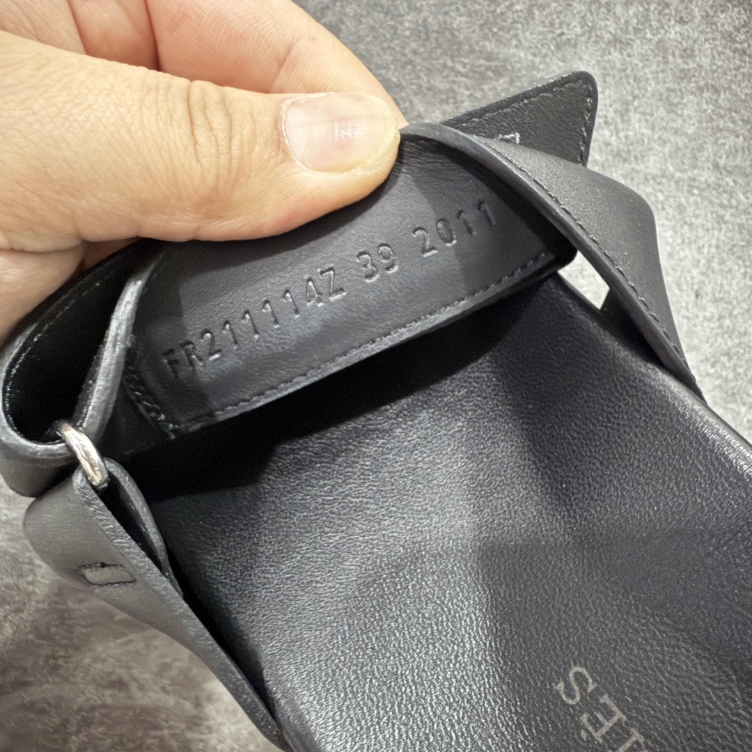 图片[4]-【渠道礼盒版】𝐇𝐞𝐫𝐦𝐞𝐬 Chypre经典情侣款👫 爱马仕 牛皮光面二舅魔术贴爆款💢拖鞋 顶级代购品质✔️独家原版定制🎫 精致的油边工艺%脚感舒适越穿越好看！ 原版高级牛皮材质+tpu大底 日常通勤逛街都非常适合 舒适柔软度爆赞 尺码35-45 专柜包装.带原装Vip顶级礼盒-选品中心