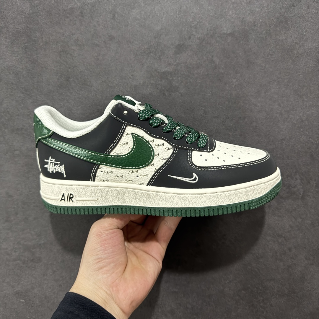 定制版海外限量发售NIke Air Force 1 ’07 Low “斯图西联名——黑绿勾英文”空军一号 低帮 XS1958-572