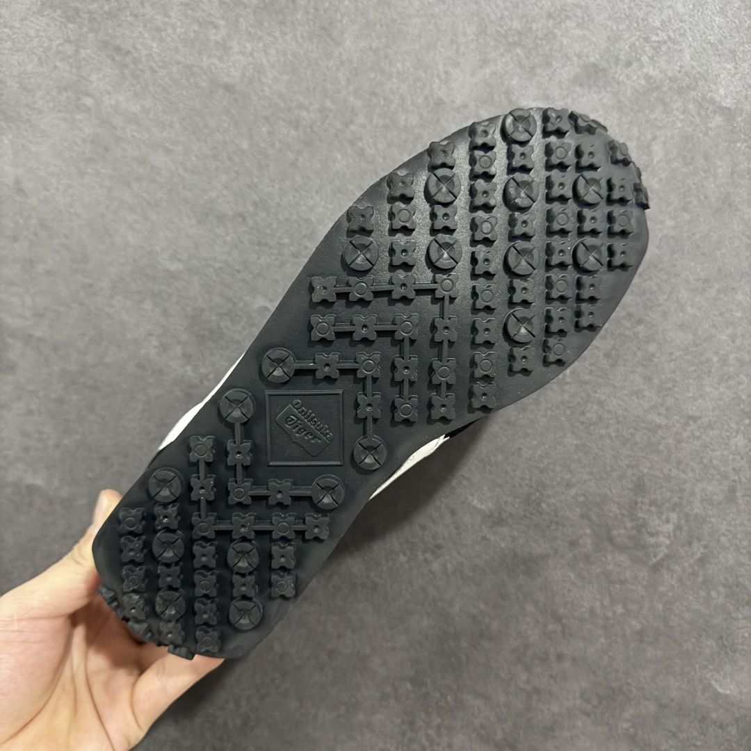 图片[9]-【公司级】Onitsuka Tiger鬼塚虎/鬼冢虎阿甘鞋EDR 78™休闲鞋78系列 中性休闲运动鞋 复古风的日常百搭神器它的设计灵感来源于经典跑步鞋，简约又不失时尚感。经典配色让整双鞋看起来特别温暖，搭配牛仔裤或者休闲裤都非常合适。鞋身采用优质材料制成，穿着起来轻便又舒适，长时间走路也不会觉得累。这双鞋的设计细节也很用心，鞋底纹路清晰，抓地力强，适合各种场合。无论是日常通勤还是周末出游，它都能成为你的最佳拍档。 尺码： 36-45 含半码 编码： FS220240-选品中心