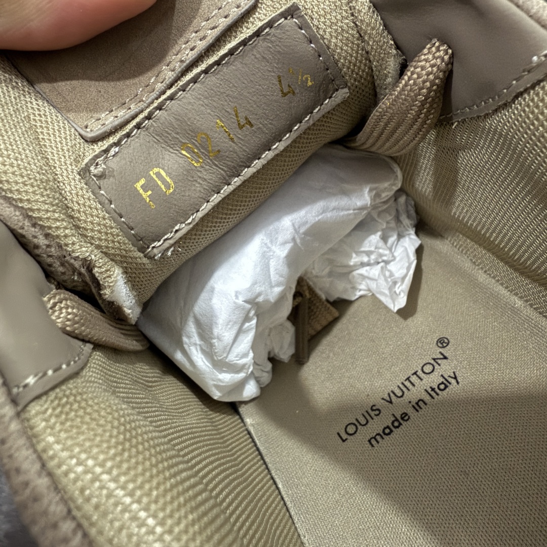 图片[7]-【海淘代购升级版】 现货当天可取 LV Trainer系列高奢运动鞋 灰色大棋盘格 新款芯片顶级 潮人必备单品 同步ZP官网空胶工艺 鞋舌、挂饰均镶嵌NFC芯片感应装置 正确胶片断点式设计 中底正确还原原版油印字母比例 1：1原楦格板、楦头、刀磨全新升级！ 独家订制顶级压纹麂皮 原版开模TPU大底 质感原版一致 垫脚聚米微料加透气英伦网布 披靡市场任何版本！细节完美呈现！ 代购指定版本 全新升级最新双盒包装 扫码秒进官网！ 全套包装配件同比原版 尺码： 38-46-选品中心