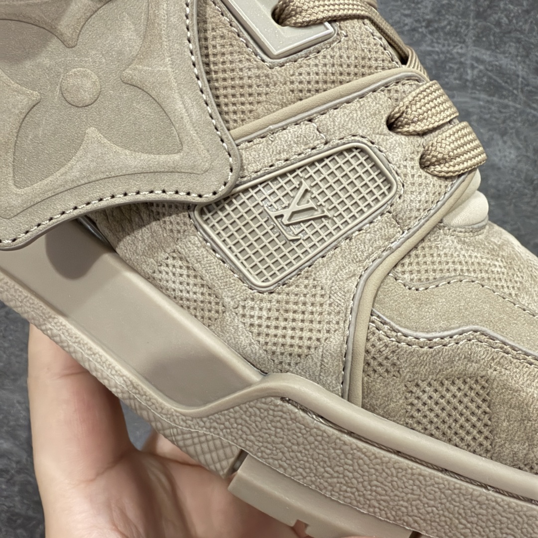 图片[4]-【海淘代购升级版】 现货当天可取 LV Trainer系列高奢运动鞋 灰色大棋盘格 新款芯片顶级 潮人必备单品 同步ZP官网空胶工艺 鞋舌、挂饰均镶嵌NFC芯片感应装置 正确胶片断点式设计 中底正确还原原版油印字母比例 1：1原楦格板、楦头、刀磨全新升级！ 独家订制顶级压纹麂皮 原版开模TPU大底 质感原版一致 垫脚聚米微料加透气英伦网布 披靡市场任何版本！细节完美呈现！ 代购指定版本 全新升级最新双盒包装 扫码秒进官网！ 全套包装配件同比原版 尺码： 38-46-选品中心