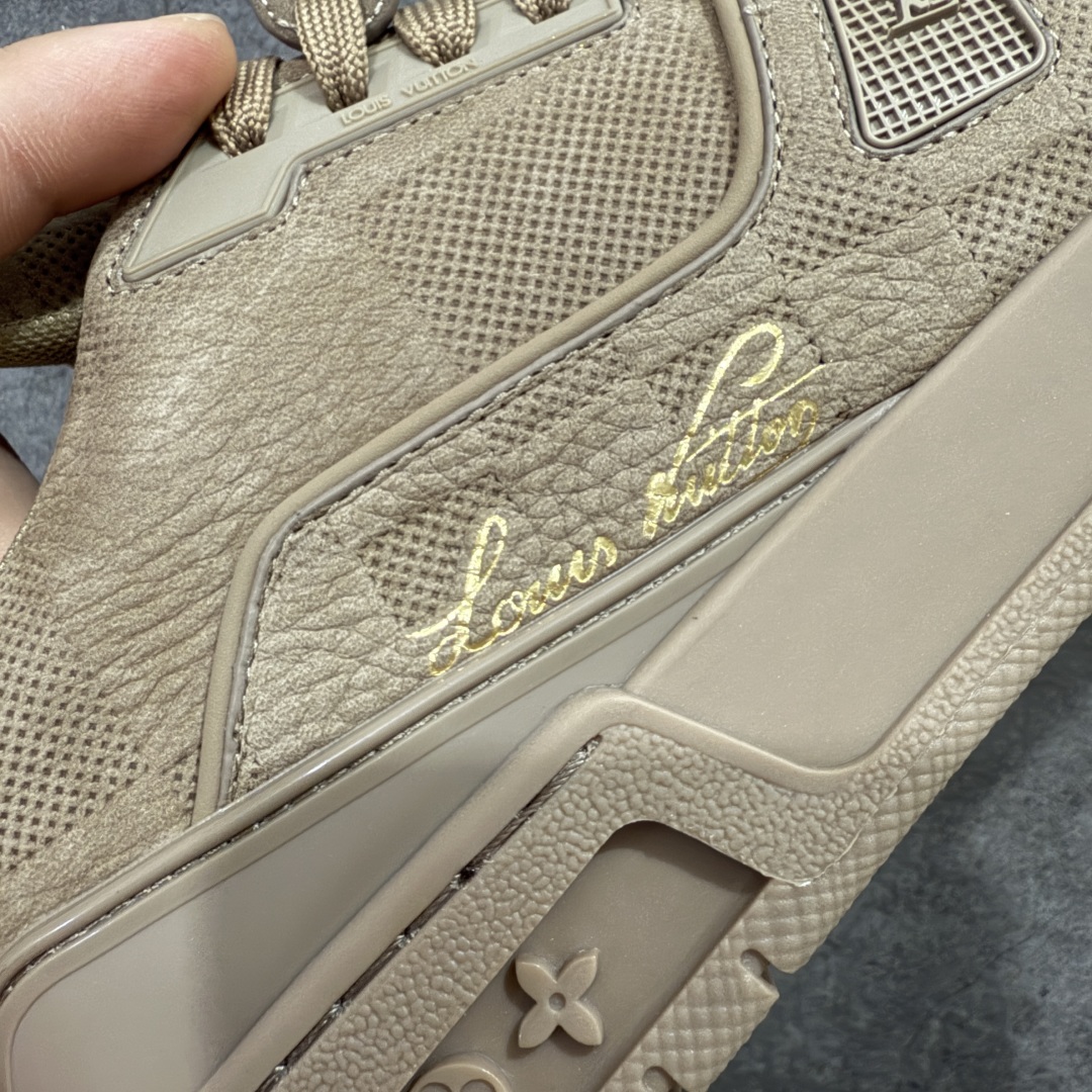 图片[3]-【海淘代购升级版】 现货当天可取 LV Trainer系列高奢运动鞋 灰色大棋盘格 新款芯片顶级 潮人必备单品 同步ZP官网空胶工艺 鞋舌、挂饰均镶嵌NFC芯片感应装置 正确胶片断点式设计 中底正确还原原版油印字母比例 1：1原楦格板、楦头、刀磨全新升级！ 独家订制顶级压纹麂皮 原版开模TPU大底 质感原版一致 垫脚聚米微料加透气英伦网布 披靡市场任何版本！细节完美呈现！ 代购指定版本 全新升级最新双盒包装 扫码秒进官网！ 全套包装配件同比原版 尺码： 38-46-选品中心