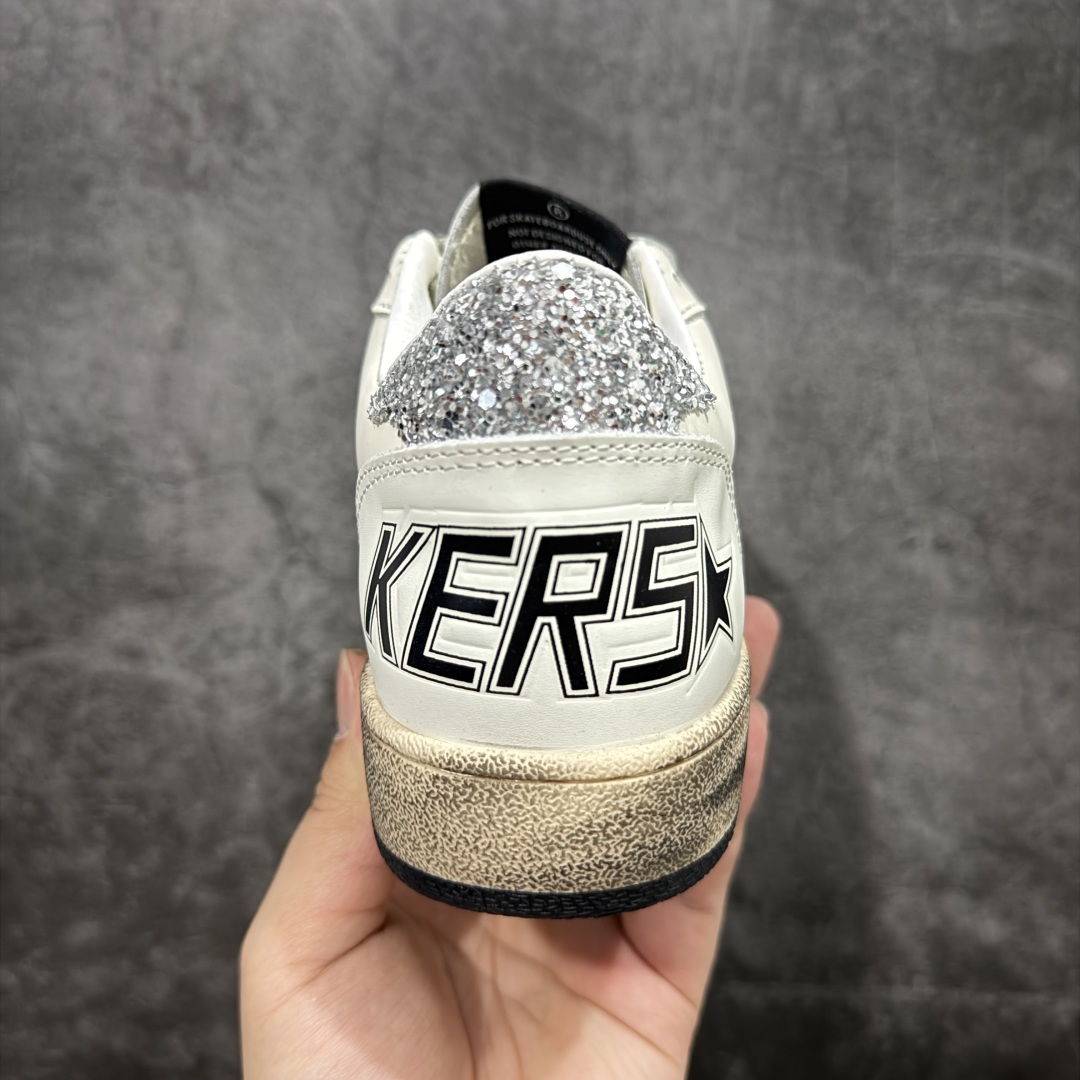 图片[4]-【莞产礼盒纯原】Golden Goose Super-Star GGDB 小脏鞋休闲时尚板鞋 设计有一种不修边幅的酷感 特意做旧彰显自由随性 百搭无挑剔 订制高端柔软皮革 纯手工制作压印Logo 手工刷洗上色打蜡 确保每一双鞋子的独一无二不管是版型还是材料和质感都已经大幅度的超越同市场其它版本 Super-Star运动鞋是Golden Goose的常绿植物 由于使用了创新的材料和饰面 它在每个季节都伴随着其系列 这款牛皮皮革模型的鞋跟饰有黑色皮革鞋跟 绒面革GGDB星星和金属宇样 标志性的复古外观 尺码：35/39-选品中心