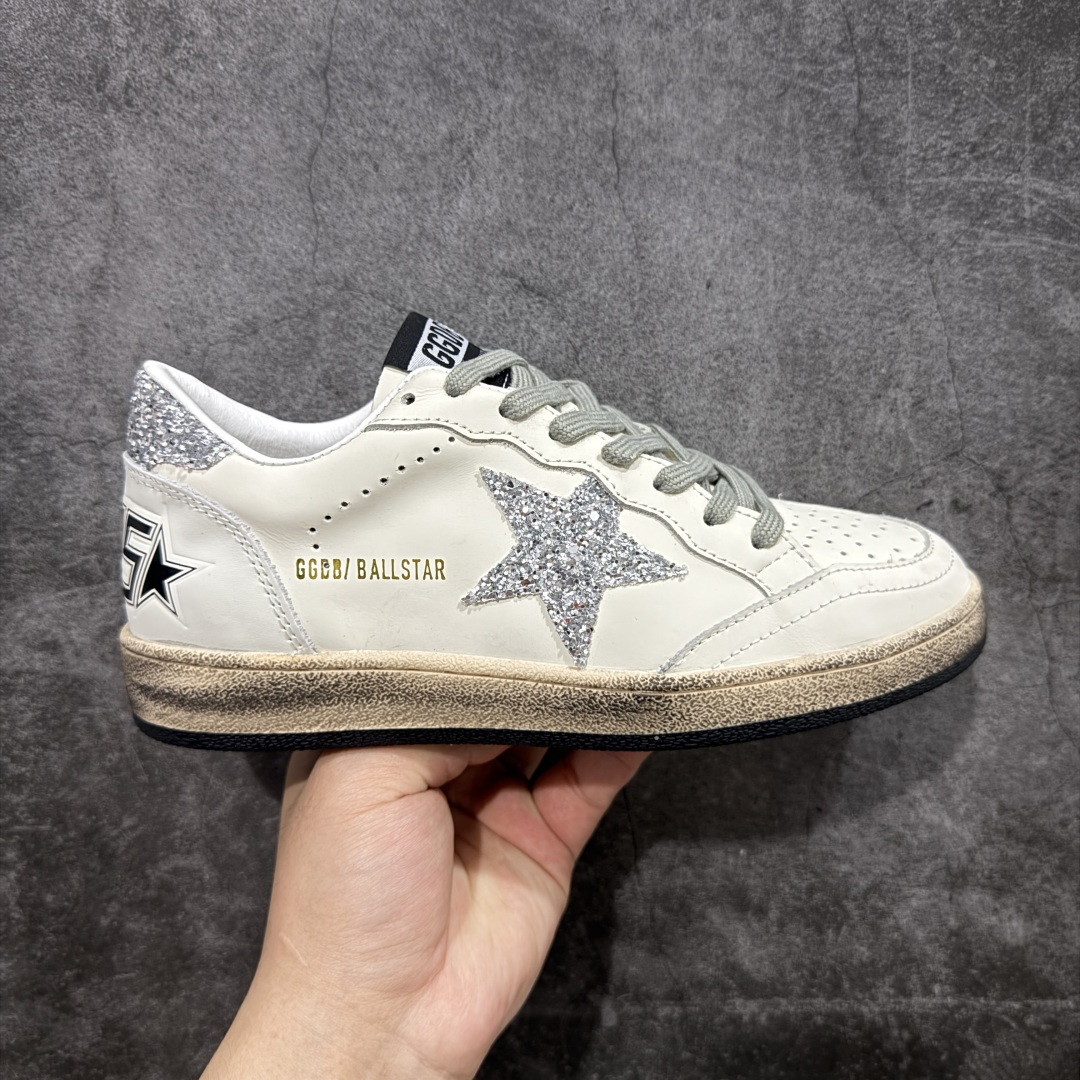 【莞产礼盒纯原】Golden Goose Super-Star GGDB 小脏鞋休闲时尚板鞋 设计有一种不修边幅的酷感 特意做旧彰显自由随性 百搭无挑剔 订制高端柔软皮革 纯手工制作压印Logo 手工刷洗上色打蜡 确保每一双鞋子的独一无二不管是版型还是材料和质感都已经大幅度的超越同市场其它版本 Super-Star运动鞋是Golden Goose的常绿植物 由于使用了创新的材料和饰面 它在每个季节都伴随着其系列 这款牛皮皮革模型的鞋跟饰有黑色皮革鞋跟 绒面革GGDB星星和金属宇样 标志性的复古外观 尺码:35/39-选品中心