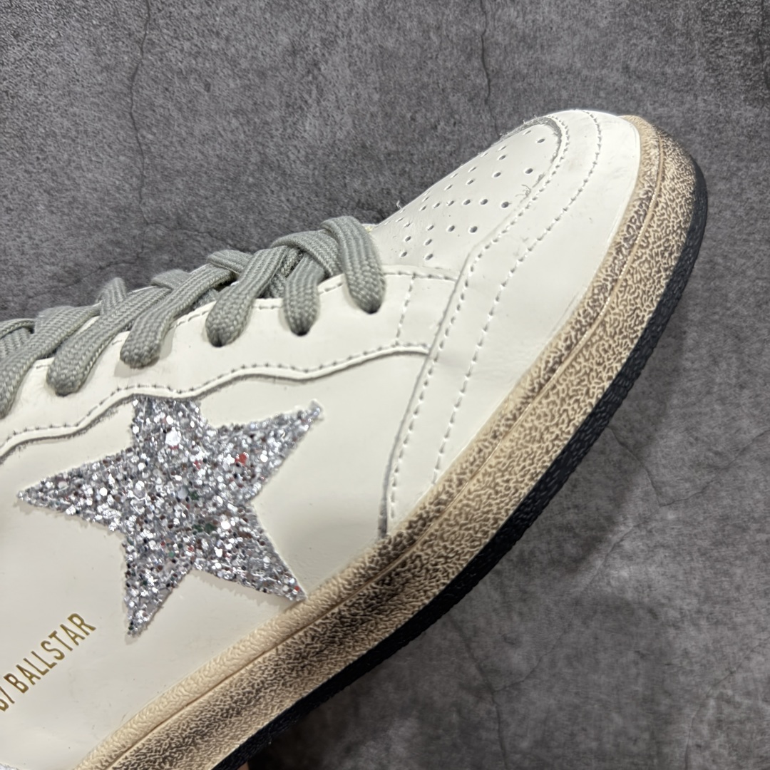 图片[6]-【莞产礼盒纯原】Golden Goose Super-Star GGDB 小脏鞋休闲时尚板鞋 设计有一种不修边幅的酷感 特意做旧彰显自由随性 百搭无挑剔 订制高端柔软皮革 纯手工制作压印Logo 手工刷洗上色打蜡 确保每一双鞋子的独一无二不管是版型还是材料和质感都已经大幅度的超越同市场其它版本 Super-Star运动鞋是Golden Goose的常绿植物 由于使用了创新的材料和饰面 它在每个季节都伴随着其系列 这款牛皮皮革模型的鞋跟饰有黑色皮革鞋跟 绒面革GGDB星星和金属宇样 标志性的复古外观 尺码：35/39-选品中心