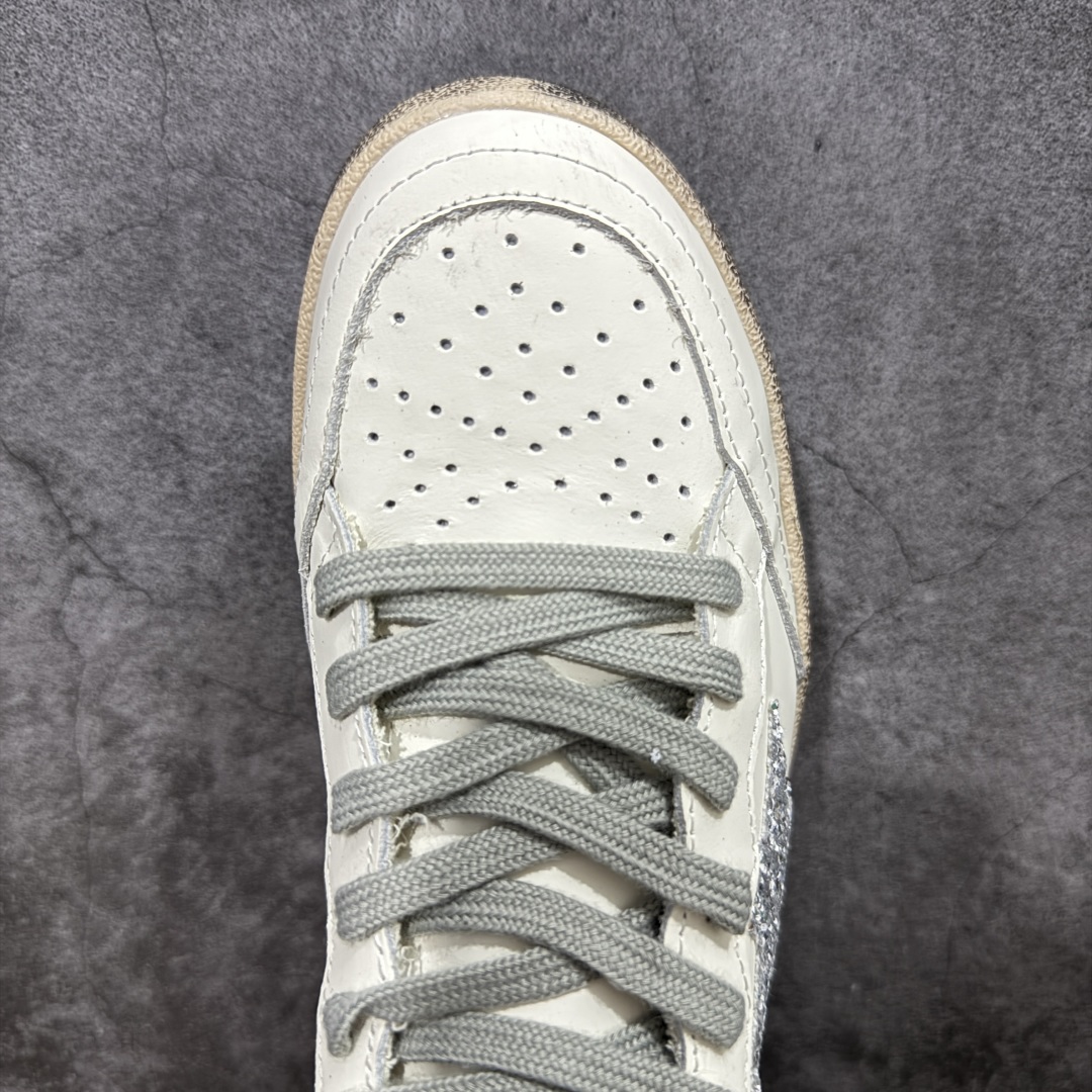 图片[5]-【莞产礼盒纯原】Golden Goose Super-Star GGDB 小脏鞋休闲时尚板鞋 设计有一种不修边幅的酷感 特意做旧彰显自由随性 百搭无挑剔 订制高端柔软皮革 纯手工制作压印Logo 手工刷洗上色打蜡 确保每一双鞋子的独一无二不管是版型还是材料和质感都已经大幅度的超越同市场其它版本 Super-Star运动鞋是Golden Goose的常绿植物 由于使用了创新的材料和饰面 它在每个季节都伴随着其系列 这款牛皮皮革模型的鞋跟饰有黑色皮革鞋跟 绒面革GGDB星星和金属宇样 标志性的复古外观 尺码：35/39-选品中心