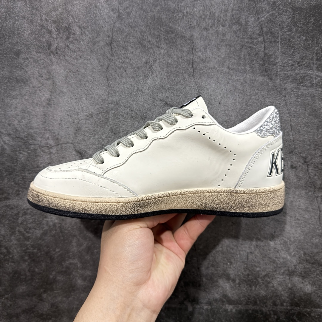 图片[2]-【莞产礼盒纯原】Golden Goose Super-Star GGDB 小脏鞋休闲时尚板鞋 设计有一种不修边幅的酷感 特意做旧彰显自由随性 百搭无挑剔 订制高端柔软皮革 纯手工制作压印Logo 手工刷洗上色打蜡 确保每一双鞋子的独一无二不管是版型还是材料和质感都已经大幅度的超越同市场其它版本 Super-Star运动鞋是Golden Goose的常绿植物 由于使用了创新的材料和饰面 它在每个季节都伴随着其系列 这款牛皮皮革模型的鞋跟饰有黑色皮革鞋跟 绒面革GGDB星星和金属宇样 标志性的复古外观 尺码：35/39-选品中心