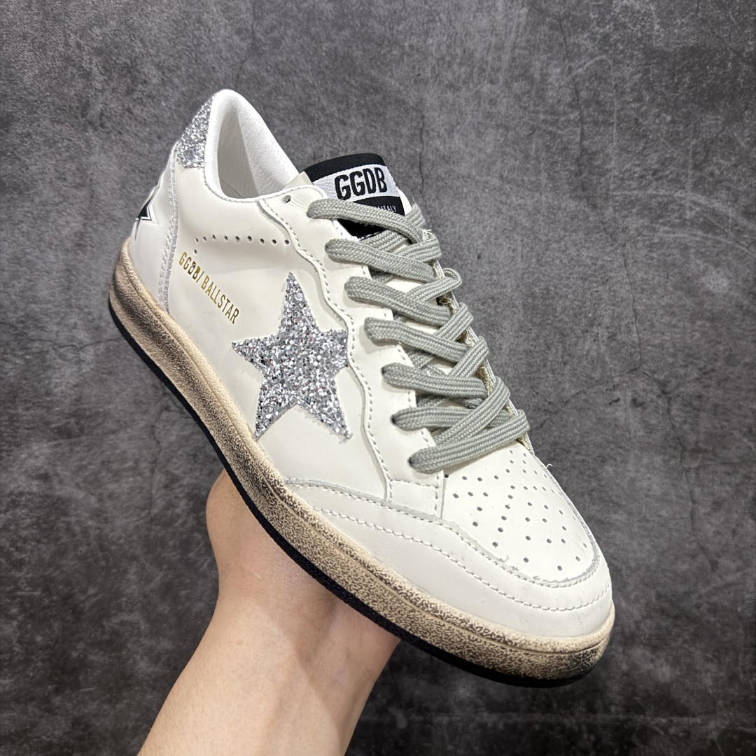 图片[3]-【莞产礼盒纯原】Golden Goose Super-Star GGDB 小脏鞋休闲时尚板鞋 设计有一种不修边幅的酷感 特意做旧彰显自由随性 百搭无挑剔 订制高端柔软皮革 纯手工制作压印Logo 手工刷洗上色打蜡 确保每一双鞋子的独一无二不管是版型还是材料和质感都已经大幅度的超越同市场其它版本 Super-Star运动鞋是Golden Goose的常绿植物 由于使用了创新的材料和饰面 它在每个季节都伴随着其系列 这款牛皮皮革模型的鞋跟饰有黑色皮革鞋跟 绒面革GGDB星星和金属宇样 标志性的复古外观 尺码：35/39-选品中心