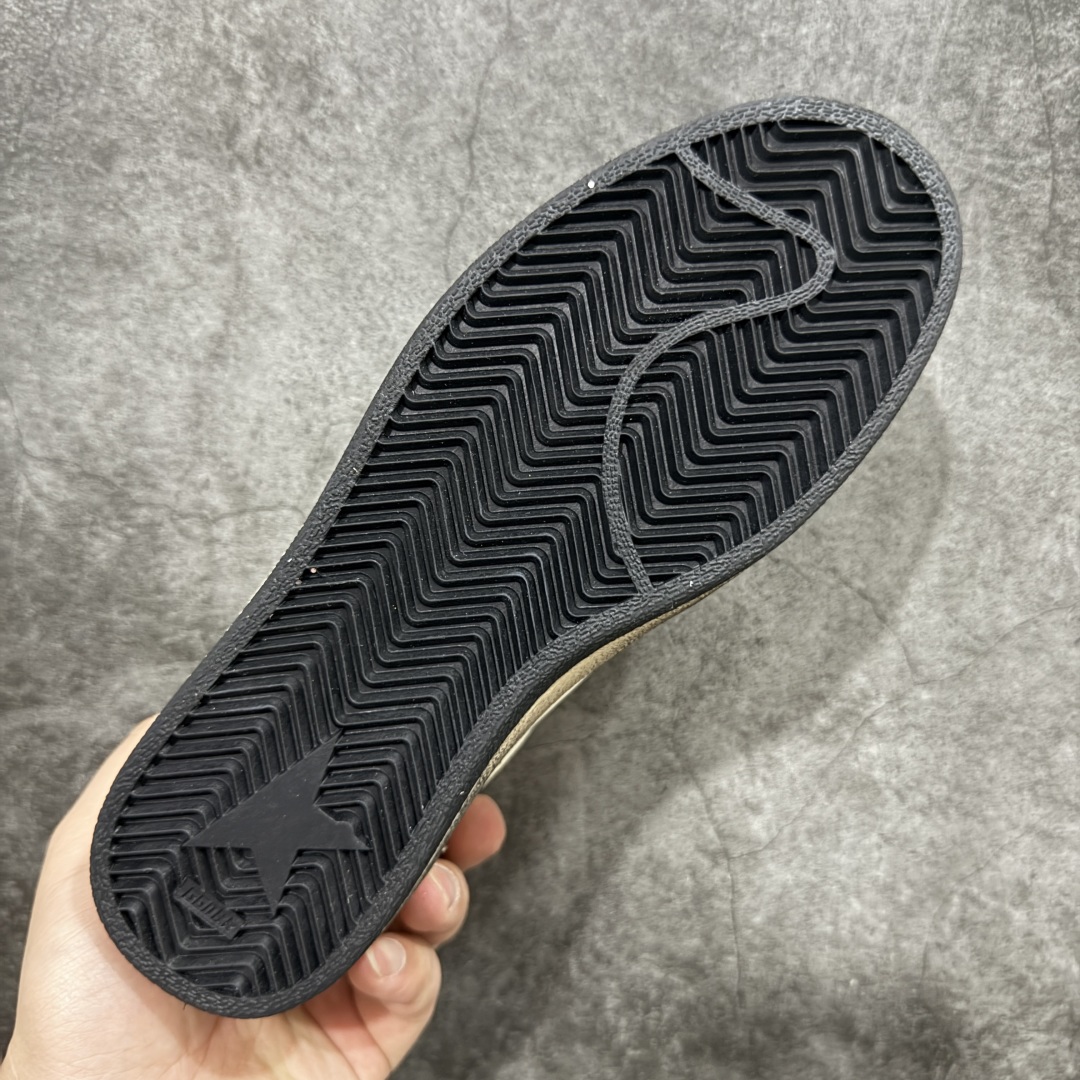 图片[9]-【莞产礼盒纯原】Golden Goose Super-Star GGDB 小脏鞋休闲时尚板鞋 设计有一种不修边幅的酷感 特意做旧彰显自由随性 百搭无挑剔 订制高端柔软皮革 纯手工制作压印Logo 手工刷洗上色打蜡 确保每一双鞋子的独一无二不管是版型还是材料和质感都已经大幅度的超越同市场其它版本 Super-Star运动鞋是Golden Goose的常绿植物 由于使用了创新的材料和饰面 它在每个季节都伴随着其系列 这款牛皮皮革模型的鞋跟饰有黑色皮革鞋跟 绒面革GGDB星星和金属宇样 标志性的复古外观 尺码：35/39-选品中心