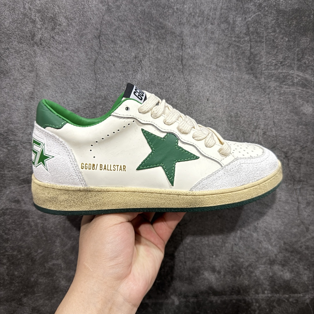 【莞产礼盒纯原】Golden Goose Super-Star GGDB 小脏鞋休闲时尚板鞋 设计有一种不修边幅的酷感 特意做旧彰显自由随性 百搭无挑剔 订制高端柔软皮革 纯手工制作压印Logo 手工刷洗上色打蜡 确保每一双鞋子的独一无二不管是版型还是材料和质感都已经大幅度的超越同市场其它版本 Super-Star运动鞋是Golden Goose的常绿植物 由于使用了创新的材料和饰面 它在每个季节都伴随着其系列 这款牛皮皮革模型的鞋跟饰有黑色皮革鞋跟 绒面革GGDB星星和金属宇样 标志性的复古外观 尺码:35/44-选品中心