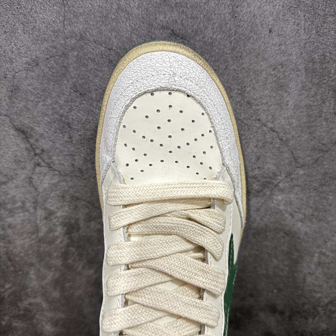 图片[5]-【莞产礼盒纯原】Golden Goose Super-Star GGDB 小脏鞋休闲时尚板鞋 设计有一种不修边幅的酷感 特意做旧彰显自由随性 百搭无挑剔 订制高端柔软皮革 纯手工制作压印Logo 手工刷洗上色打蜡 确保每一双鞋子的独一无二不管是版型还是材料和质感都已经大幅度的超越同市场其它版本 Super-Star运动鞋是Golden Goose的常绿植物 由于使用了创新的材料和饰面 它在每个季节都伴随着其系列 这款牛皮皮革模型的鞋跟饰有黑色皮革鞋跟 绒面革GGDB星星和金属宇样 标志性的复古外观 尺码：35/44-选品中心