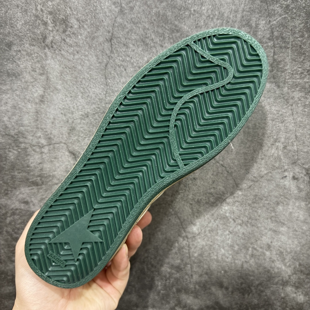 图片[9]-【莞产礼盒纯原】Golden Goose Super-Star GGDB 小脏鞋休闲时尚板鞋 设计有一种不修边幅的酷感 特意做旧彰显自由随性 百搭无挑剔 订制高端柔软皮革 纯手工制作压印Logo 手工刷洗上色打蜡 确保每一双鞋子的独一无二不管是版型还是材料和质感都已经大幅度的超越同市场其它版本 Super-Star运动鞋是Golden Goose的常绿植物 由于使用了创新的材料和饰面 它在每个季节都伴随着其系列 这款牛皮皮革模型的鞋跟饰有黑色皮革鞋跟 绒面革GGDB星星和金属宇样 标志性的复古外观 尺码：35/44-选品中心