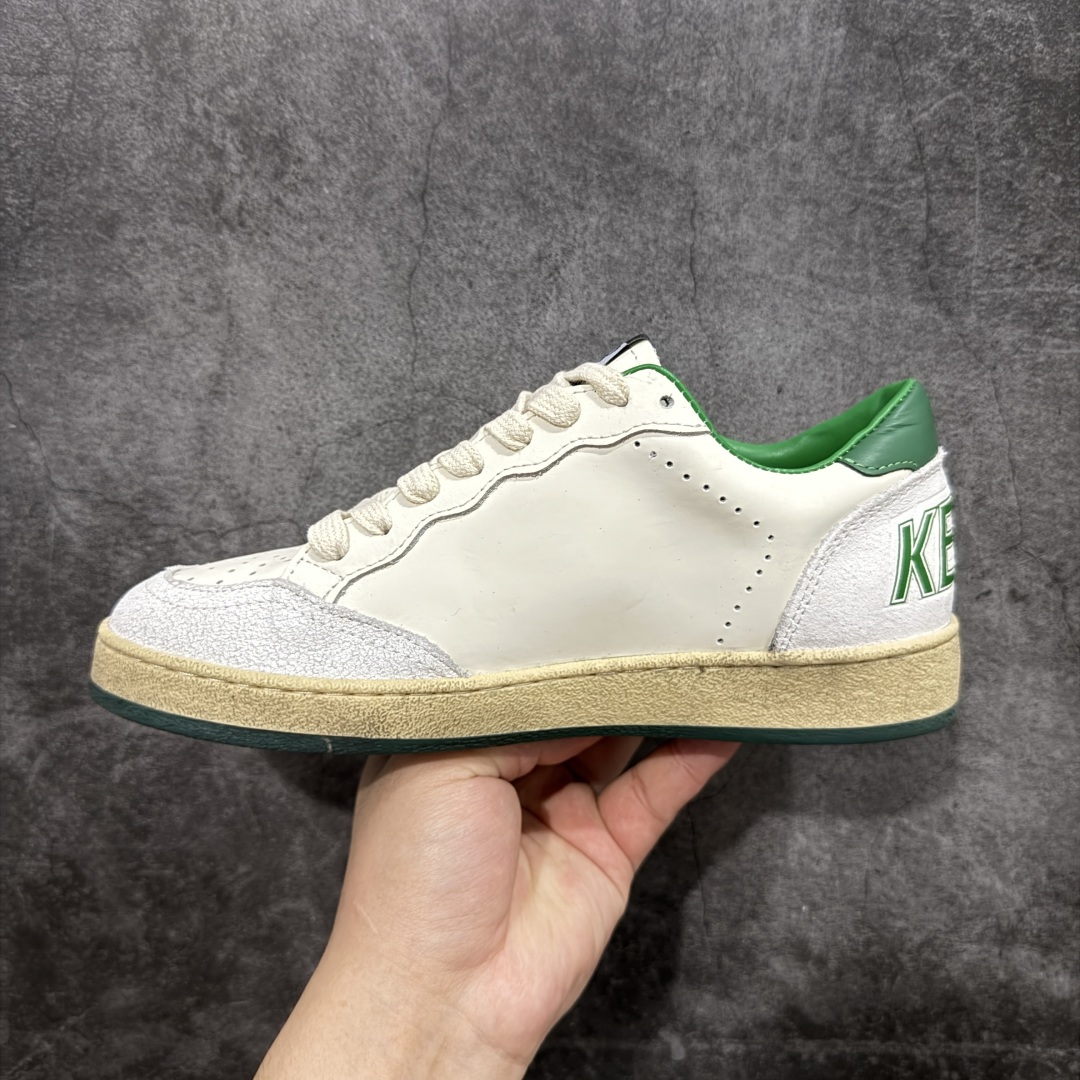 图片[2]-【莞产礼盒纯原】Golden Goose Super-Star GGDB 小脏鞋休闲时尚板鞋 设计有一种不修边幅的酷感 特意做旧彰显自由随性 百搭无挑剔 订制高端柔软皮革 纯手工制作压印Logo 手工刷洗上色打蜡 确保每一双鞋子的独一无二不管是版型还是材料和质感都已经大幅度的超越同市场其它版本 Super-Star运动鞋是Golden Goose的常绿植物 由于使用了创新的材料和饰面 它在每个季节都伴随着其系列 这款牛皮皮革模型的鞋跟饰有黑色皮革鞋跟 绒面革GGDB星星和金属宇样 标志性的复古外观 尺码：35/44-选品中心