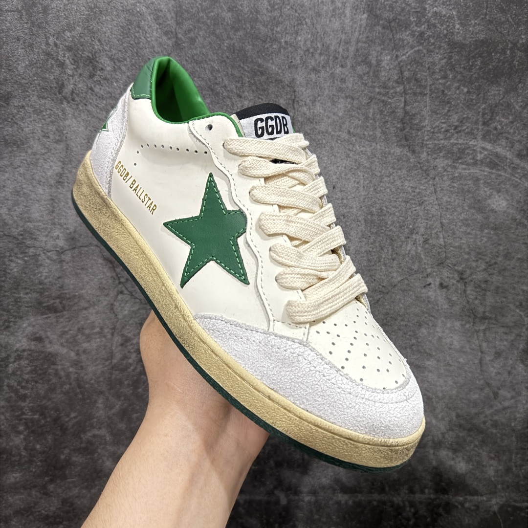 图片[3]-【莞产礼盒纯原】Golden Goose Super-Star GGDB 小脏鞋休闲时尚板鞋 设计有一种不修边幅的酷感 特意做旧彰显自由随性 百搭无挑剔 订制高端柔软皮革 纯手工制作压印Logo 手工刷洗上色打蜡 确保每一双鞋子的独一无二不管是版型还是材料和质感都已经大幅度的超越同市场其它版本 Super-Star运动鞋是Golden Goose的常绿植物 由于使用了创新的材料和饰面 它在每个季节都伴随着其系列 这款牛皮皮革模型的鞋跟饰有黑色皮革鞋跟 绒面革GGDB星星和金属宇样 标志性的复古外观 尺码：35/44-选品中心