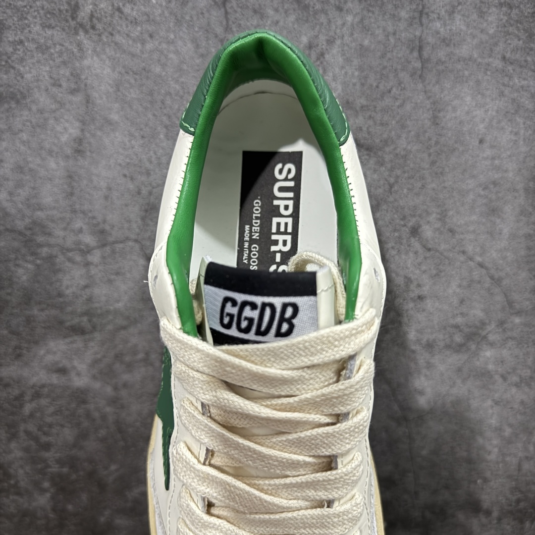 图片[8]-【莞产礼盒纯原】Golden Goose Super-Star GGDB 小脏鞋休闲时尚板鞋 设计有一种不修边幅的酷感 特意做旧彰显自由随性 百搭无挑剔 订制高端柔软皮革 纯手工制作压印Logo 手工刷洗上色打蜡 确保每一双鞋子的独一无二不管是版型还是材料和质感都已经大幅度的超越同市场其它版本 Super-Star运动鞋是Golden Goose的常绿植物 由于使用了创新的材料和饰面 它在每个季节都伴随着其系列 这款牛皮皮革模型的鞋跟饰有黑色皮革鞋跟 绒面革GGDB星星和金属宇样 标志性的复古外观 尺码：35/44-选品中心