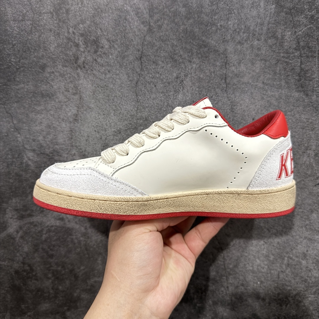 图片[2]-【莞产礼盒纯原】Golden Goose Super-Star GGDB 小脏鞋休闲时尚板鞋 设计有一种不修边幅的酷感 特意做旧彰显自由随性 百搭无挑剔 订制高端柔软皮革 纯手工制作压印Logo 手工刷洗上色打蜡 确保每一双鞋子的独一无二不管是版型还是材料和质感都已经大幅度的超越同市场其它版本 Super-Star运动鞋是Golden Goose的常绿植物 由于使用了创新的材料和饰面 它在每个季节都伴随着其系列 这款牛皮皮革模型的鞋跟饰有黑色皮革鞋跟 绒面革GGDB星星和金属宇样 标志性的复古外观 尺码：35/40-选品中心
