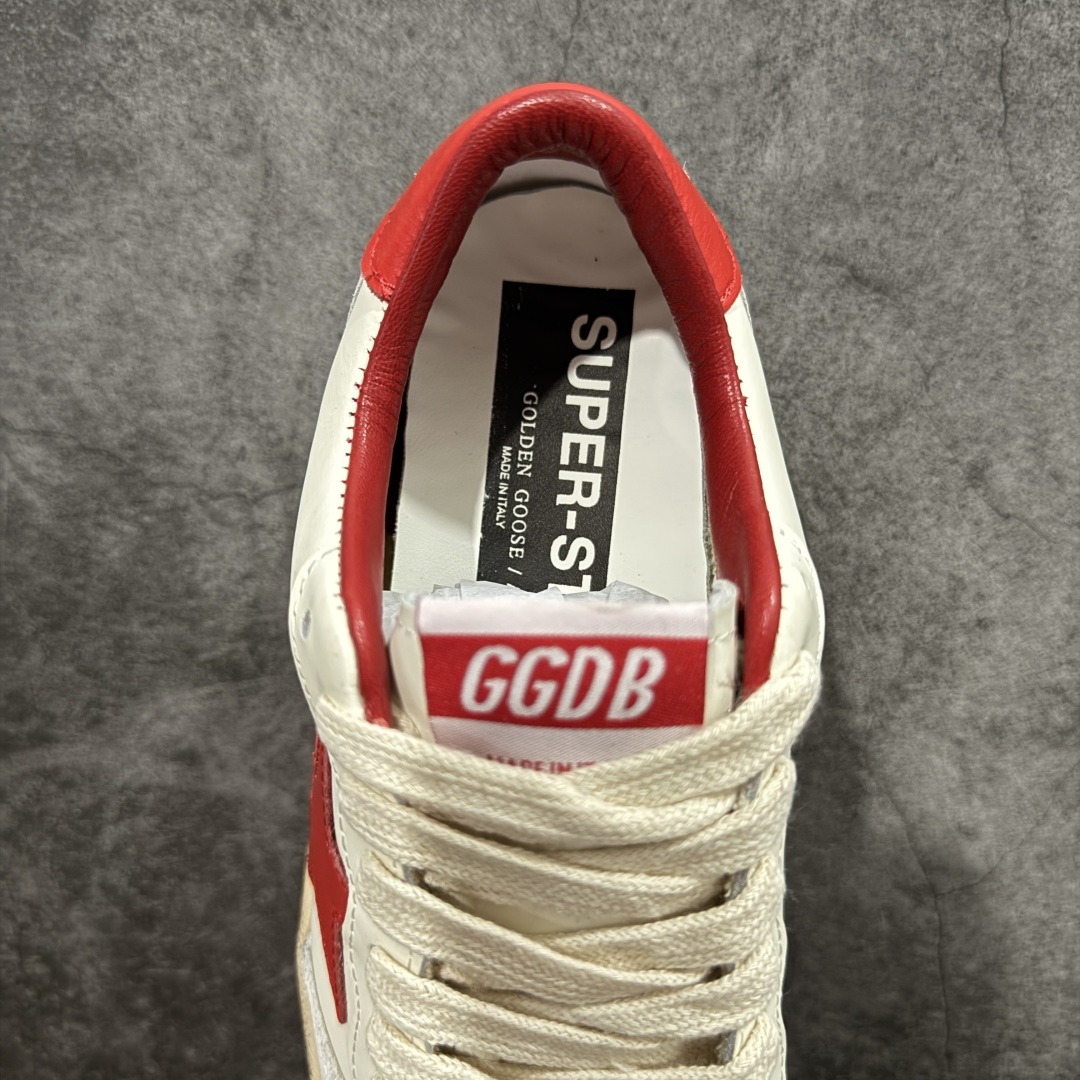 图片[8]-【莞产礼盒纯原】Golden Goose Super-Star GGDB 小脏鞋休闲时尚板鞋 设计有一种不修边幅的酷感 特意做旧彰显自由随性 百搭无挑剔 订制高端柔软皮革 纯手工制作压印Logo 手工刷洗上色打蜡 确保每一双鞋子的独一无二不管是版型还是材料和质感都已经大幅度的超越同市场其它版本 Super-Star运动鞋是Golden Goose的常绿植物 由于使用了创新的材料和饰面 它在每个季节都伴随着其系列 这款牛皮皮革模型的鞋跟饰有黑色皮革鞋跟 绒面革GGDB星星和金属宇样 标志性的复古外观 尺码：35/40-选品中心