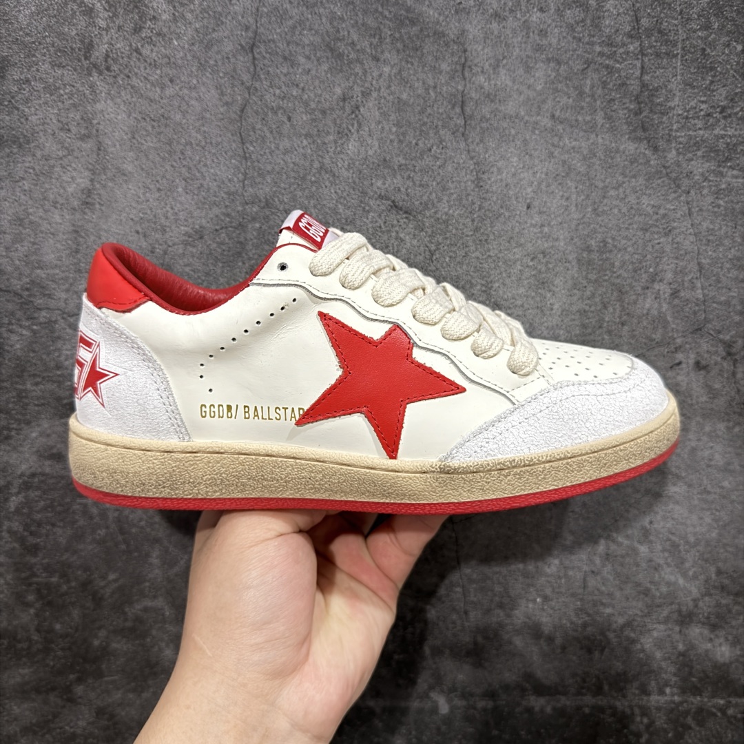 【莞产礼盒纯原】Golden Goose Super-Star GGDB 小脏鞋休闲时尚板鞋 设计有一种不修边幅的酷感 特意做旧彰显自由随性 百搭无挑剔 订制高端柔软皮革 纯手工制作压印Logo 手工刷洗上色打蜡 确保每一双鞋子的独一无二不管是版型还是材料和质感都已经大幅度的超越同市场其它版本 Super-Star运动鞋是Golden Goose的常绿植物 由于使用了创新的材料和饰面 它在每个季节都伴随着其系列 这款牛皮皮革模型的鞋跟饰有黑色皮革鞋跟 绒面革GGDB星星和金属宇样 标志性的复古外观 尺码:35/40-选品中心