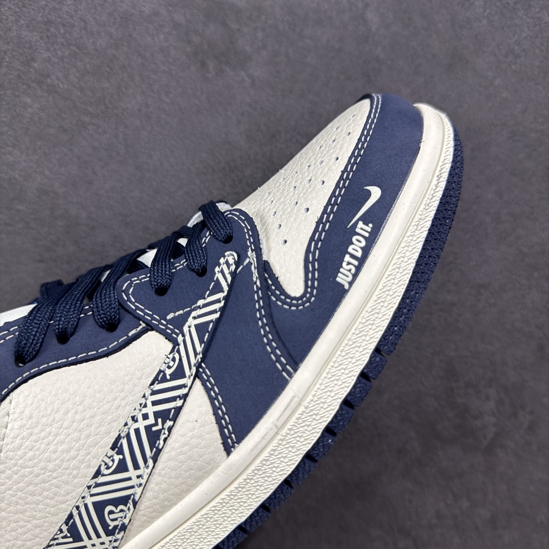 💰325 工厂直销 OG版公司货
【乔1】
【定制版】Travis Scott x Fragment Design x Air Jordan 1 Low OG SP AJ1 巴宝莉联名 深蓝花纹勾 低帮文化休闲板鞋 LD2025-014
#多方联名合作融合了Travis Scott 独特的音乐风格,藤原浩个性的设计风格以及Jordan品牌的经典元素 使其成为一双具有独特身份和价值的鞋子 清新而立体的外观加上联名标识更突出了其独特身份 这种配色方案显示出活力和时尚感 在视觉上引人注目 鞋身的质感和细腻的细节处理使其显得高端而格调十足 这款“倒钩”联名是设计与创意完美结合 融合多方的个性风格是一款备受瞩目的潮流鞋款
尺码:36 36.5 37.5 38 38.5 39 40 40.5 41 42 42.5 43 44 44.5 45
编码:HXS320340