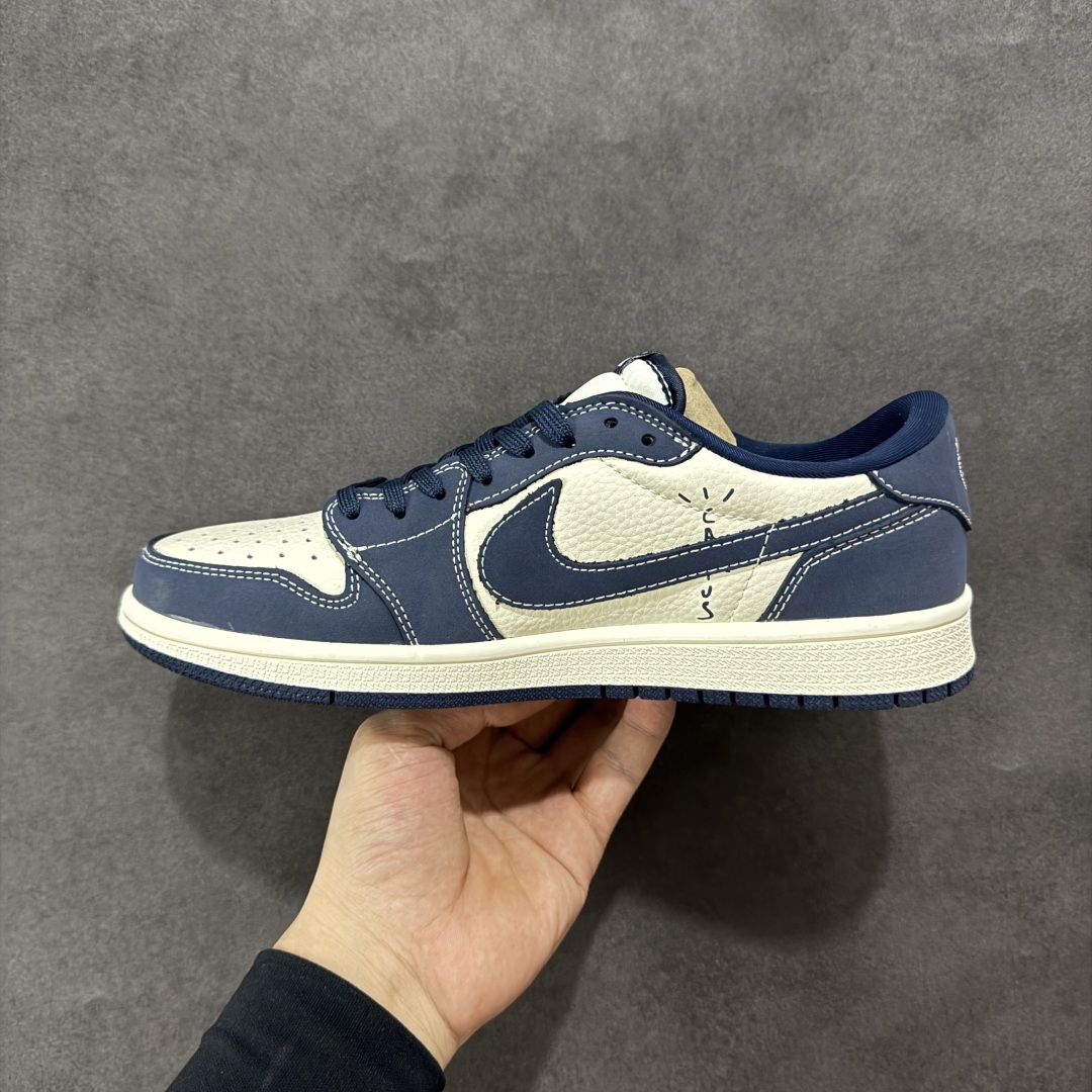 💰325 工厂直销 OG版公司货
【乔1】
【定制版】Travis Scott x Fragment Design x Air Jordan 1 Low OG SP AJ1 巴宝莉联名 深蓝花纹勾 低帮文化休闲板鞋 LD2025-014
#多方联名合作融合了Travis Scott 独特的音乐风格,藤原浩个性的设计风格以及Jordan品牌的经典元素 使其成为一双具有独特身份和价值的鞋子 清新而立体的外观加上联名标识更突出了其独特身份 这种配色方案显示出活力和时尚感 在视觉上引人注目 鞋身的质感和细腻的细节处理使其显得高端而格调十足 这款“倒钩”联名是设计与创意完美结合 融合多方的个性风格是一款备受瞩目的潮流鞋款
尺码:36 36.5 37.5 38 38.5 39 40 40.5 41 42 42.5 43 44 44.5 45
编码:HXS320340