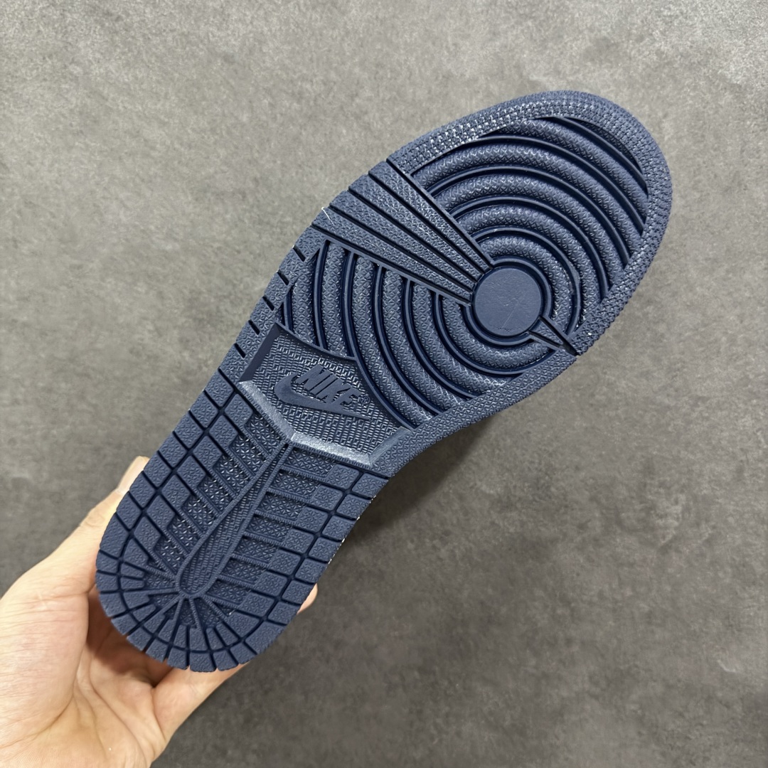 💰325 工厂直销 OG版公司货
【乔1】
【定制版】Travis Scott x Fragment Design x Air Jordan 1 Low OG SP AJ1 巴宝莉联名 深蓝花纹勾 低帮文化休闲板鞋 LD2025-014
#多方联名合作融合了Travis Scott 独特的音乐风格,藤原浩个性的设计风格以及Jordan品牌的经典元素 使其成为一双具有独特身份和价值的鞋子 清新而立体的外观加上联名标识更突出了其独特身份 这种配色方案显示出活力和时尚感 在视觉上引人注目 鞋身的质感和细腻的细节处理使其显得高端而格调十足 这款“倒钩”联名是设计与创意完美结合 融合多方的个性风格是一款备受瞩目的潮流鞋款
尺码:36 36.5 37.5 38 38.5 39 40 40.5 41 42 42.5 43 44 44.5 45
编码:HXS320340
