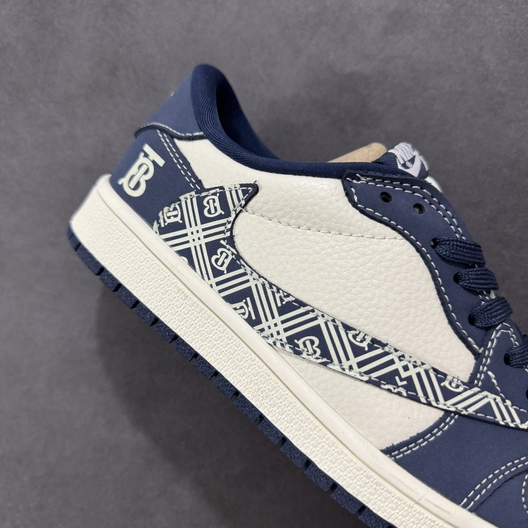 💰325 工厂直销 OG版公司货
【乔1】
【定制版】Travis Scott x Fragment Design x Air Jordan 1 Low OG SP AJ1 巴宝莉联名 深蓝花纹勾 低帮文化休闲板鞋 LD2025-014
#多方联名合作融合了Travis Scott 独特的音乐风格,藤原浩个性的设计风格以及Jordan品牌的经典元素 使其成为一双具有独特身份和价值的鞋子 清新而立体的外观加上联名标识更突出了其独特身份 这种配色方案显示出活力和时尚感 在视觉上引人注目 鞋身的质感和细腻的细节处理使其显得高端而格调十足 这款“倒钩”联名是设计与创意完美结合 融合多方的个性风格是一款备受瞩目的潮流鞋款
尺码:36 36.5 37.5 38 38.5 39 40 40.5 41 42 42.5 43 44 44.5 45
编码:HXS320340