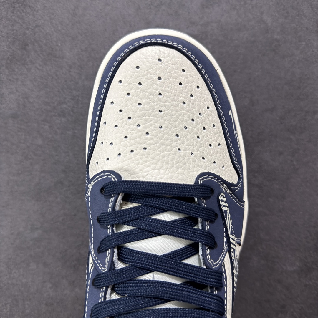 💰325 工厂直销 OG版公司货
【乔1】
【定制版】Travis Scott x Fragment Design x Air Jordan 1 Low OG SP AJ1 巴宝莉联名 深蓝花纹勾 低帮文化休闲板鞋 LD2025-014
#多方联名合作融合了Travis Scott 独特的音乐风格,藤原浩个性的设计风格以及Jordan品牌的经典元素 使其成为一双具有独特身份和价值的鞋子 清新而立体的外观加上联名标识更突出了其独特身份 这种配色方案显示出活力和时尚感 在视觉上引人注目 鞋身的质感和细腻的细节处理使其显得高端而格调十足 这款“倒钩”联名是设计与创意完美结合 融合多方的个性风格是一款备受瞩目的潮流鞋款
尺码:36 36.5 37.5 38 38.5 39 40 40.5 41 42 42.5 43 44 44.5 45
编码:HXS320340