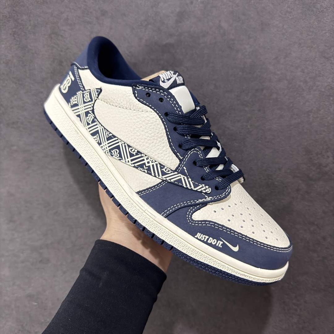 💰325 工厂直销 OG版公司货
【乔1】
【定制版】Travis Scott x Fragment Design x Air Jordan 1 Low OG SP AJ1 巴宝莉联名 深蓝花纹勾 低帮文化休闲板鞋 LD2025-014
#多方联名合作融合了Travis Scott 独特的音乐风格,藤原浩个性的设计风格以及Jordan品牌的经典元素 使其成为一双具有独特身份和价值的鞋子 清新而立体的外观加上联名标识更突出了其独特身份 这种配色方案显示出活力和时尚感 在视觉上引人注目 鞋身的质感和细腻的细节处理使其显得高端而格调十足 这款“倒钩”联名是设计与创意完美结合 融合多方的个性风格是一款备受瞩目的潮流鞋款
尺码:36 36.5 37.5 38 38.5 39 40 40.5 41 42 42.5 43 44 44.5 45
编码:HXS320340