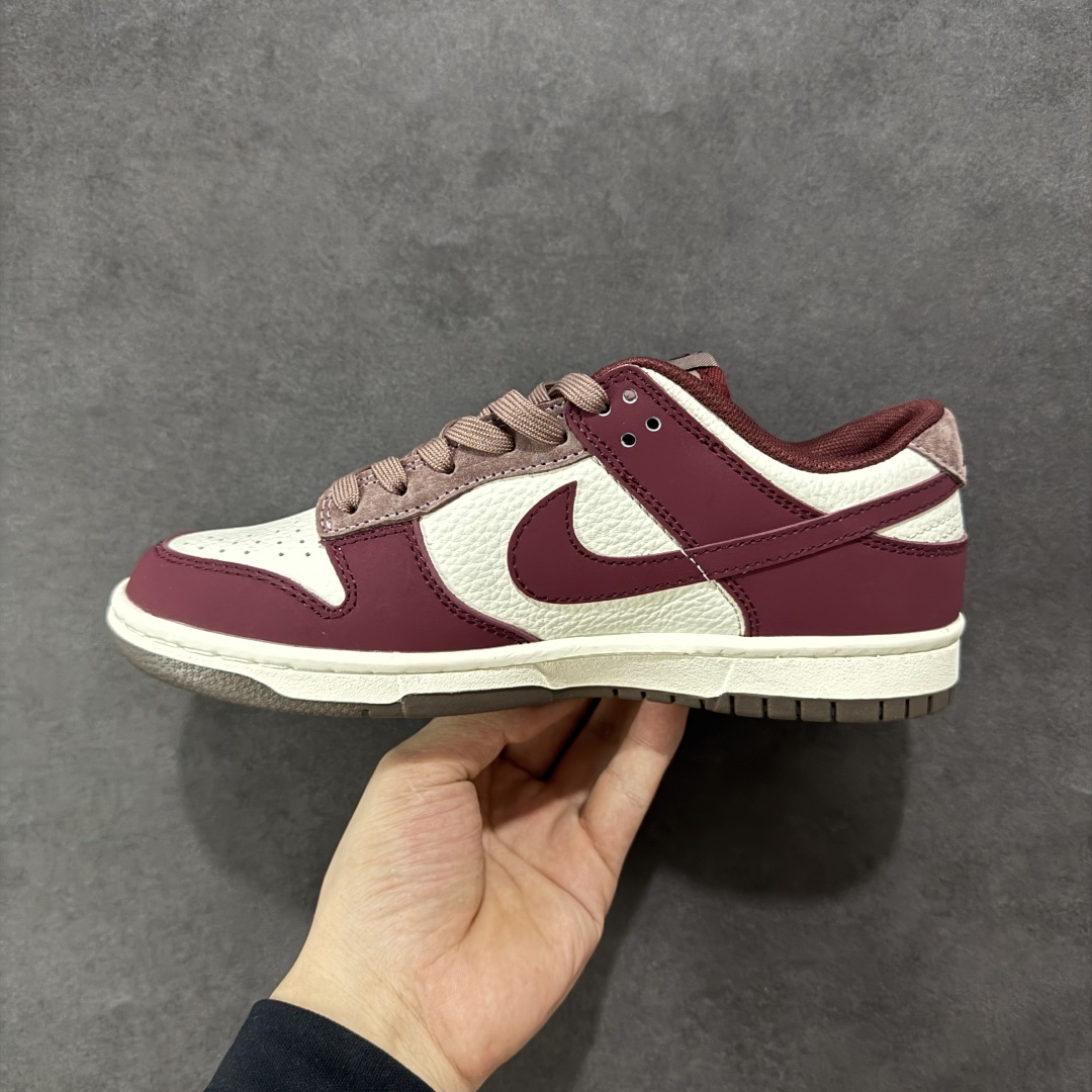  
【定制版】Nike SB Dunk Low 古驰联名--- 奶白酒红猪巴 高端定制 低帮休闲板鞋 定
