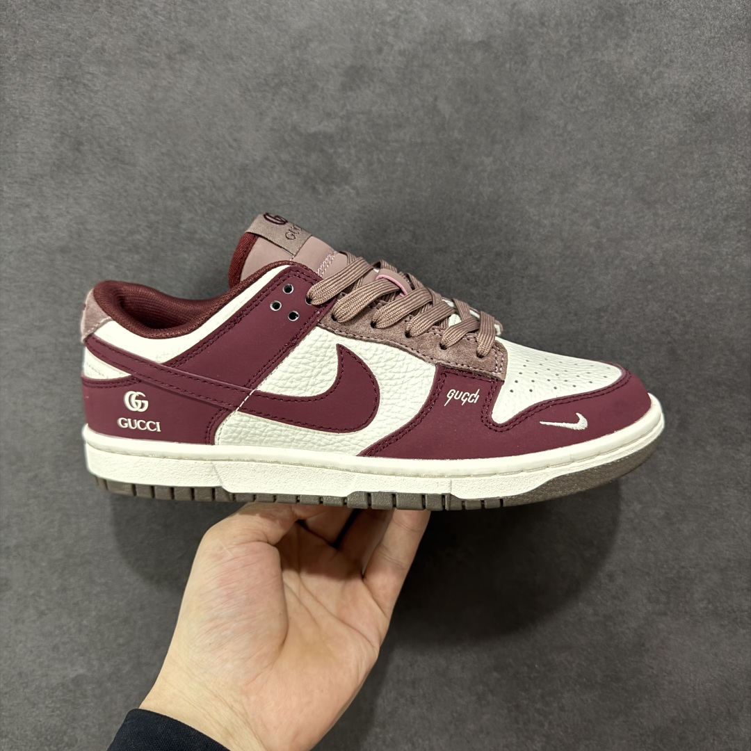  
【定制版】Nike SB Dunk Low 古驰联名--- 奶白酒红猪巴 高端定制 低帮休闲板鞋 定