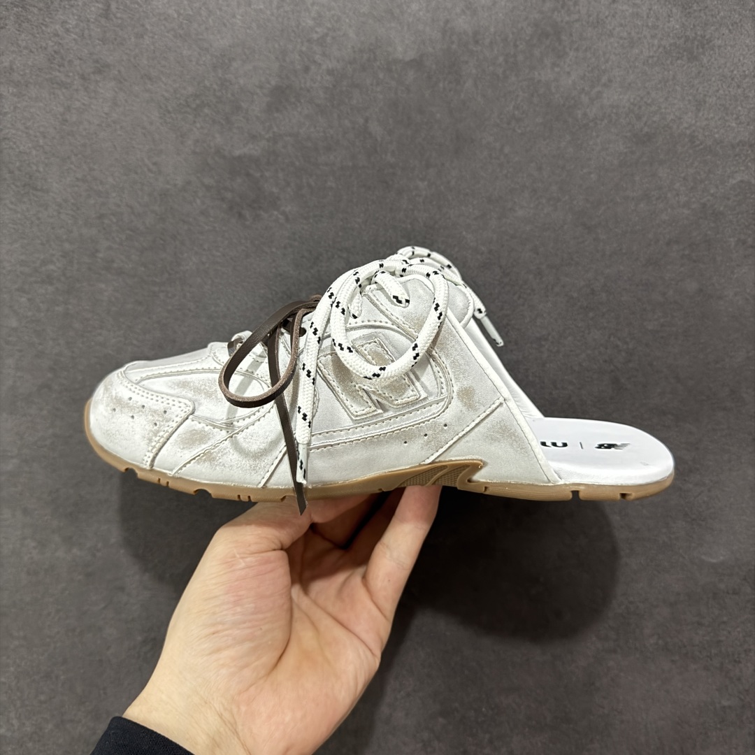 图片[2]-【广东纯原版本】MiuMiu x NB•联名款新色上新 美拉德配色半拖德训鞋运动鞋miumiu&nb530最新款新色上新！经典的网面拼接皮面设计，上脚舒适轻便！一如既往的还原原版大底！三色上新！其中感觉银色最漂亮！谁能不爱亮闪闪呢！很适合春夏哦！透气孔设计不怕闷脚出汗 尺码：35 36 37 38 39-选品中心