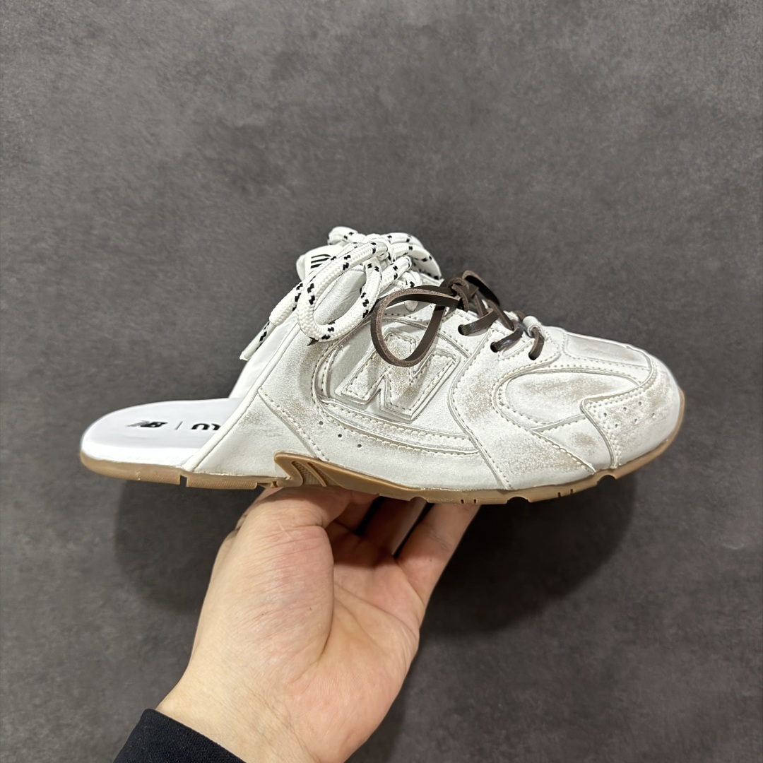 【广东纯原版本】MiuMiu x NB•联名款新色上新 美拉德配色半拖德训鞋运动鞋miumiu&nb530最新款新色上新！经典的网面拼接皮面设计，上脚舒适轻便！一如既往的还原原版大底！三色上新！其中感觉银色最漂亮！谁能不爱亮闪闪呢！很适合春夏哦！透气孔设计不怕闷脚出汗 尺码：35 36 37 38 39-选品中心