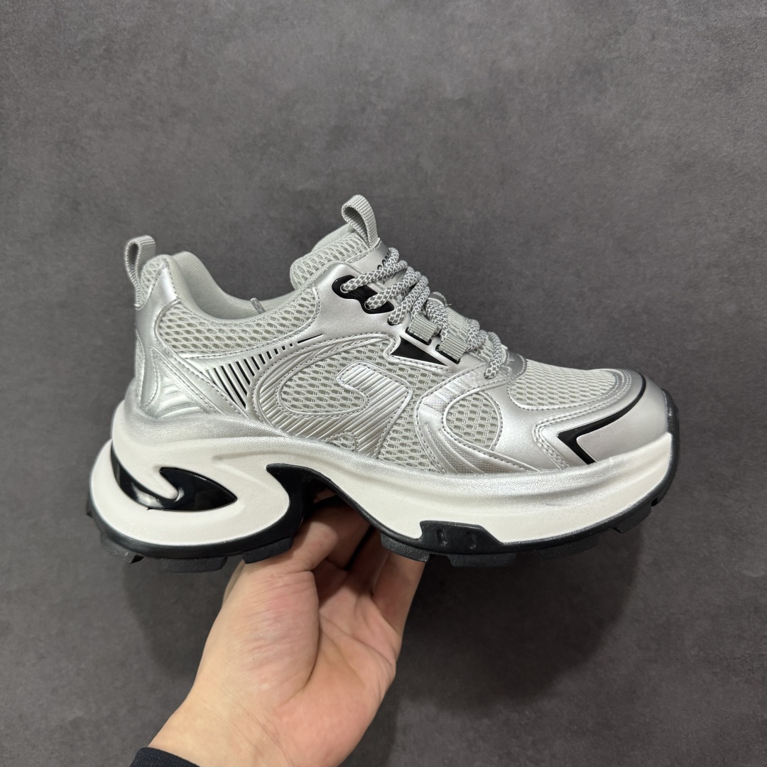  
【公司级】广东大厂出品‼        
2025赵露思，新晋潮流鞋靴品GGCC，
GG-CC 林允