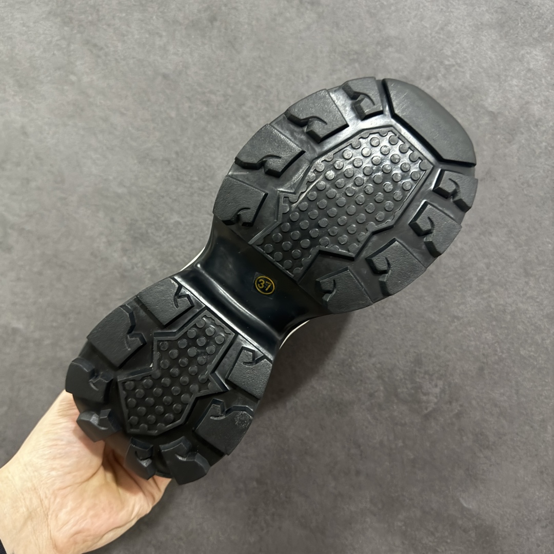  
【公司级】广东大厂出品‼        
2025赵露思，新晋潮流鞋靴品GGCC，
GG-CC 林允