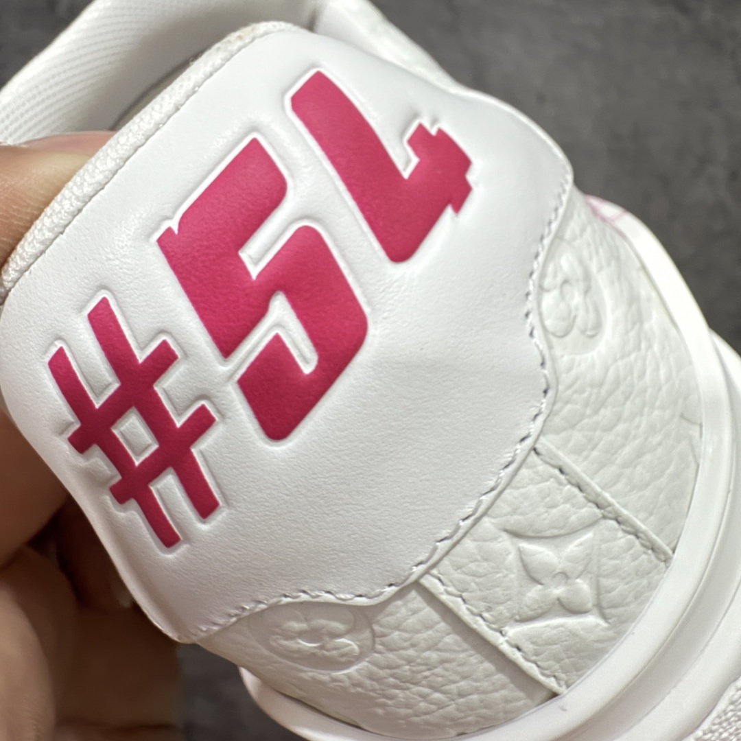 图片[2]-【海淘代购升级版】 现货当天可取 LV Trainer系列高奢运动鞋 村上隆 樱花系列联名 新款芯片顶级 潮人必备单品 同步ZP官网空胶工艺 鞋舌、挂饰均镶嵌NFC芯片感应装置 正确胶片断点式设计 中底正确还原原版油印字母比例 1：1原楦格板、楦头、刀磨全新升级！ 独家订制顶级压纹麂皮 原版开模TPU大底 质感原版一致 垫脚聚米微料加透气英伦网布 披靡市场任何版本！细节完美呈现！ 代购指定版本 全新升级最新双盒包装 扫码秒进官网！ 全套包装配件同比原版 尺码： 35-39-选品中心