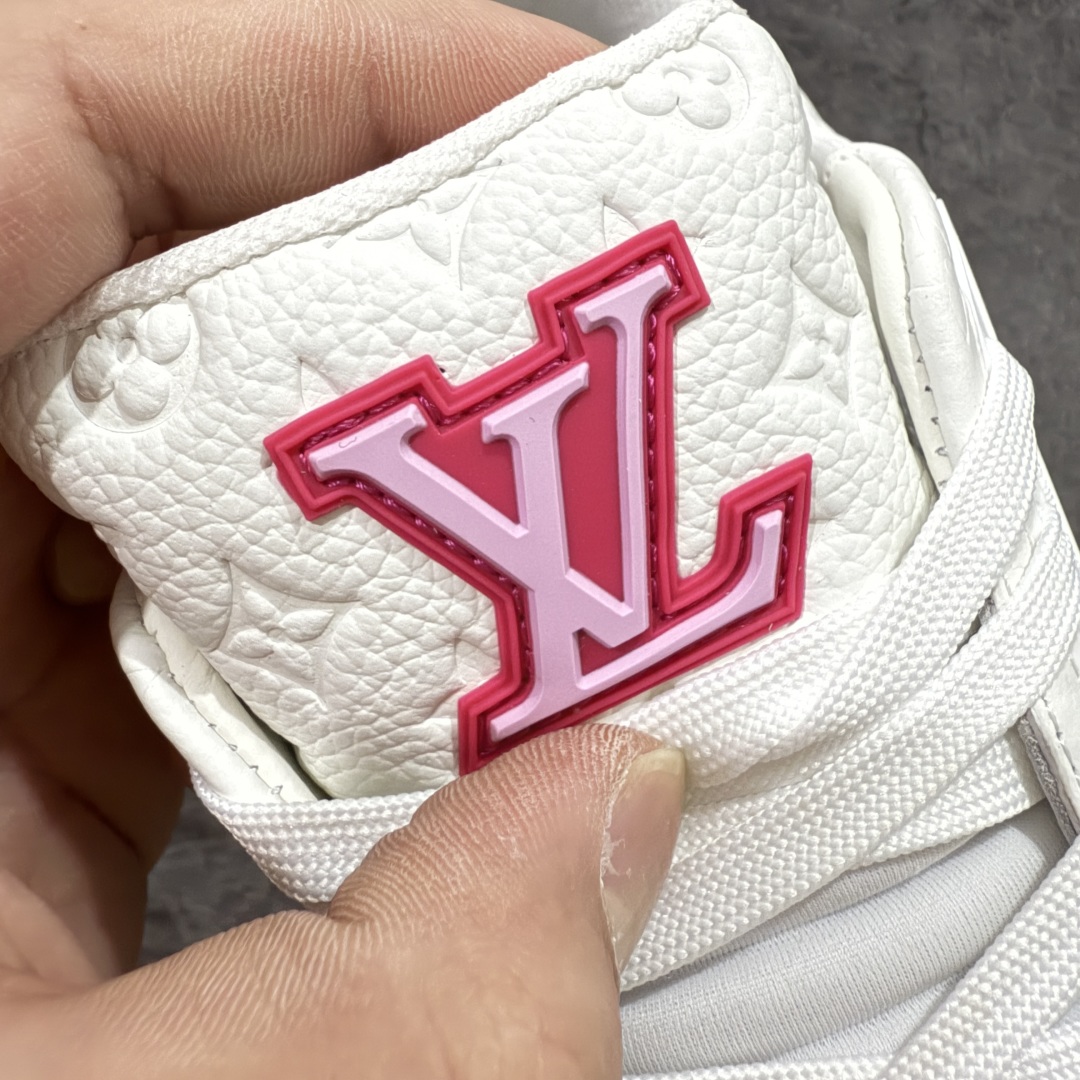 图片[5]-【海淘代购升级版】 现货当天可取 LV Trainer系列高奢运动鞋 村上隆 樱花系列联名 新款芯片顶级 潮人必备单品 同步ZP官网空胶工艺 鞋舌、挂饰均镶嵌NFC芯片感应装置 正确胶片断点式设计 中底正确还原原版油印字母比例 1：1原楦格板、楦头、刀磨全新升级！ 独家订制顶级压纹麂皮 原版开模TPU大底 质感原版一致 垫脚聚米微料加透气英伦网布 披靡市场任何版本！细节完美呈现！ 代购指定版本 全新升级最新双盒包装 扫码秒进官网！ 全套包装配件同比原版 尺码： 35-39-选品中心