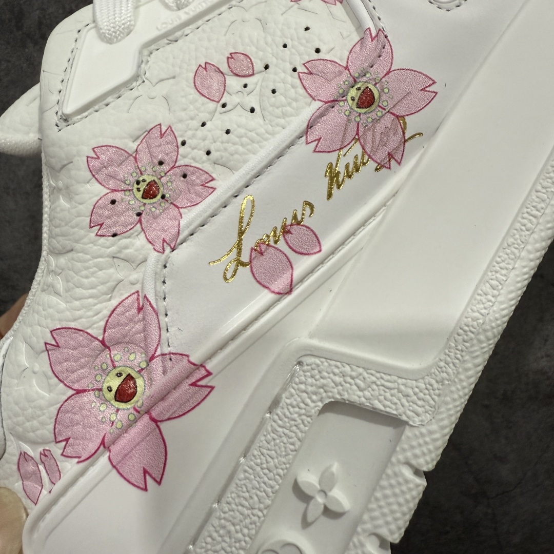 图片[3]-【海淘代购升级版】 现货当天可取 LV Trainer系列高奢运动鞋 村上隆 樱花系列联名 新款芯片顶级 潮人必备单品 同步ZP官网空胶工艺 鞋舌、挂饰均镶嵌NFC芯片感应装置 正确胶片断点式设计 中底正确还原原版油印字母比例 1：1原楦格板、楦头、刀磨全新升级！ 独家订制顶级压纹麂皮 原版开模TPU大底 质感原版一致 垫脚聚米微料加透气英伦网布 披靡市场任何版本！细节完美呈现！ 代购指定版本 全新升级最新双盒包装 扫码秒进官网！ 全套包装配件同比原版 尺码： 35-39-选品中心