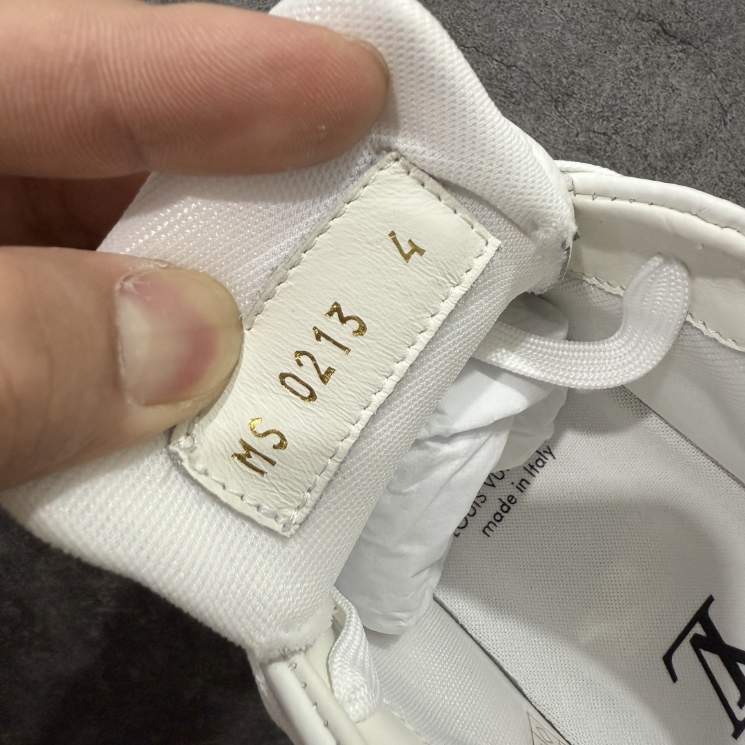 图片[6]-【海淘代购升级版】 现货当天可取 LV Trainer系列高奢运动鞋 村上隆 樱花系列联名 新款芯片顶级 潮人必备单品 同步ZP官网空胶工艺 鞋舌、挂饰均镶嵌NFC芯片感应装置 正确胶片断点式设计 中底正确还原原版油印字母比例 1：1原楦格板、楦头、刀磨全新升级！ 独家订制顶级压纹麂皮 原版开模TPU大底 质感原版一致 垫脚聚米微料加透气英伦网布 披靡市场任何版本！细节完美呈现！ 代购指定版本 全新升级最新双盒包装 扫码秒进官网！ 全套包装配件同比原版 尺码： 35-39-选品中心