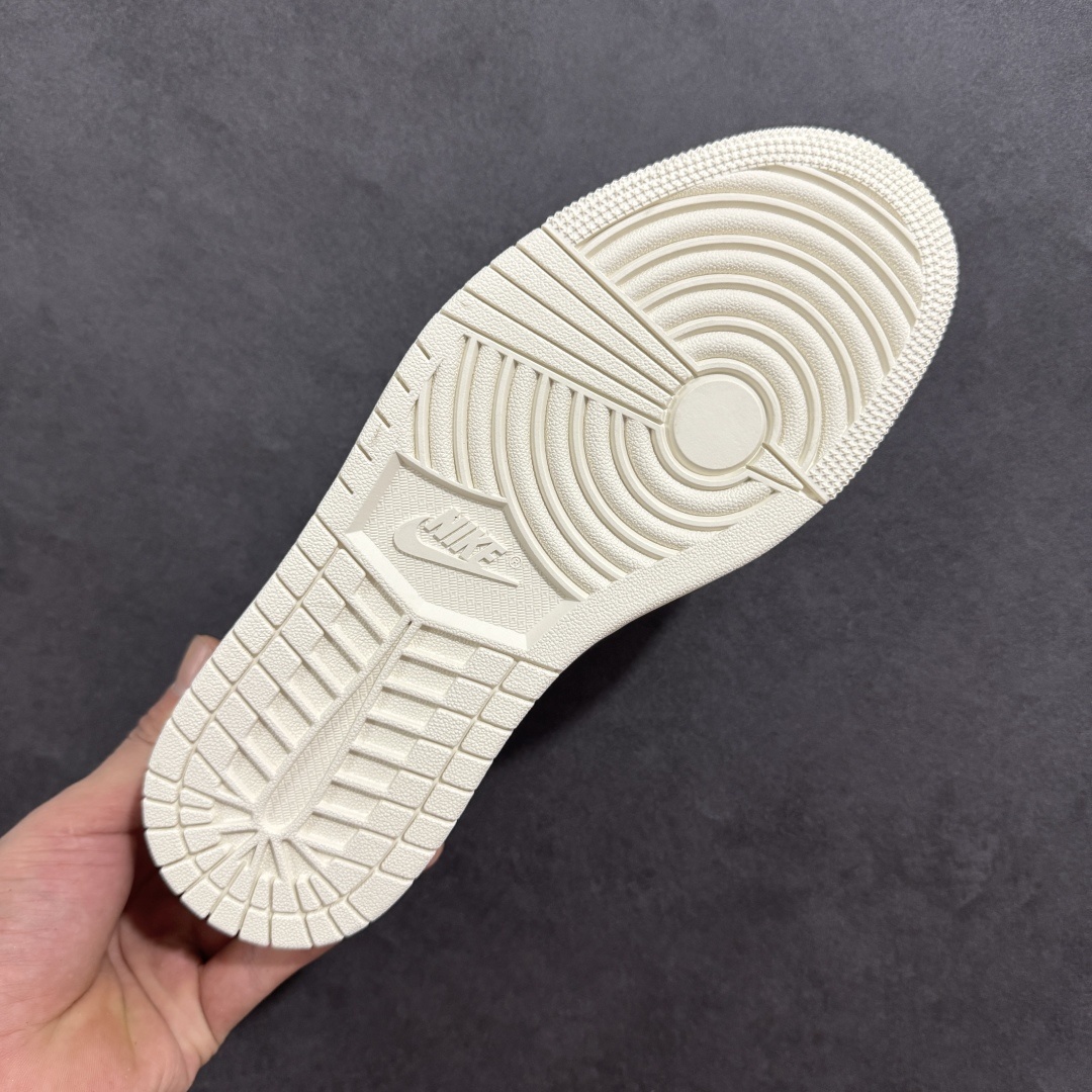 【定制版】Fragment x Travis Scott x Supreme
Air Jordan