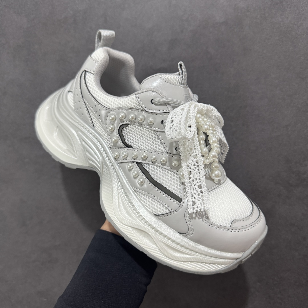 图片[3]-【公司级】GG-CC Chunky Low雷丝珍珠链休闲运动厚底老爹鞋系列 #广东大厂出品 完美细节 GGCC 25ss春夏爆款 厚底增高 大长腿 时髦look轻松定格 不费力展现率性氛围 高档银盒 酷帅机能风不规则设计大底 银白配色好温柔 缎带蝴蝶结/珍珠鞋扣/月牙底 柔软有弹性的月牙底和增加舒适度显腿长的5cm增高 长时间走路和站立都不累脚轻便舒适百搭 不管怎么搭都好看~ 尺码：35 36 37 38 39 40-选品中心