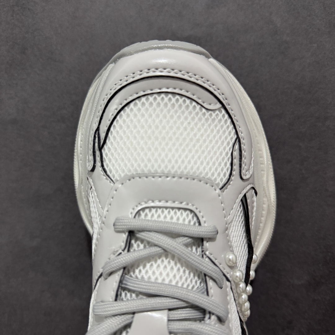 图片[8]-【公司级】GG-CC Chunky Low雷丝珍珠链休闲运动厚底老爹鞋系列 #广东大厂出品 完美细节 GGCC 25ss春夏爆款 厚底增高 大长腿 时髦look轻松定格 不费力展现率性氛围 高档银盒 酷帅机能风不规则设计大底 银白配色好温柔 缎带蝴蝶结/珍珠鞋扣/月牙底 柔软有弹性的月牙底和增加舒适度显腿长的5cm增高 长时间走路和站立都不累脚轻便舒适百搭 不管怎么搭都好看~ 尺码：35 36 37 38 39 40-选品中心