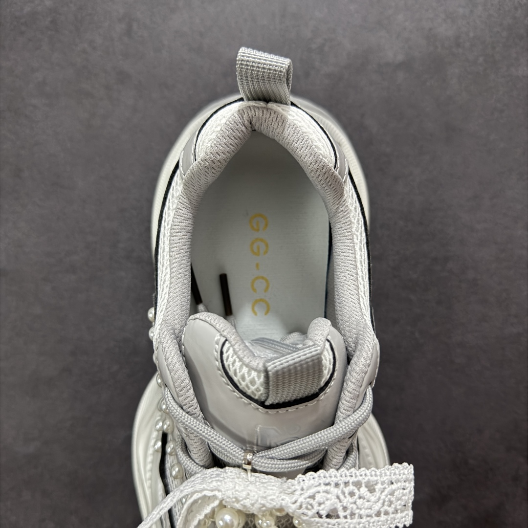 图片[7]-【公司级】GG-CC Chunky Low雷丝珍珠链休闲运动厚底老爹鞋系列 #广东大厂出品 完美细节 GGCC 25ss春夏爆款 厚底增高 大长腿 时髦look轻松定格 不费力展现率性氛围 高档银盒 酷帅机能风不规则设计大底 银白配色好温柔 缎带蝴蝶结/珍珠鞋扣/月牙底 柔软有弹性的月牙底和增加舒适度显腿长的5cm增高 长时间走路和站立都不累脚轻便舒适百搭 不管怎么搭都好看~ 尺码：35 36 37 38 39 40-选品中心