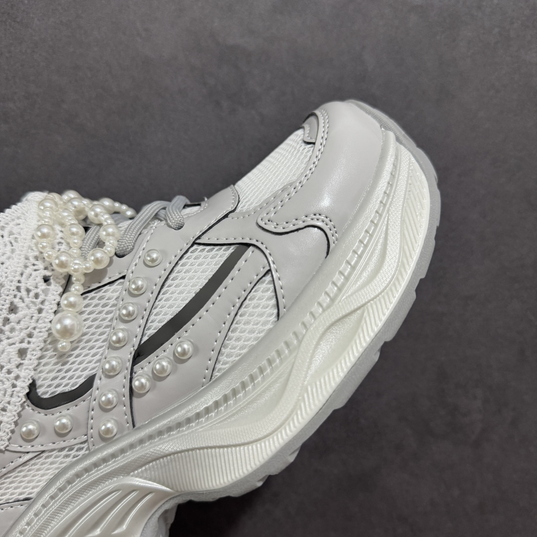 图片[5]-【公司级】GG-CC Chunky Low雷丝珍珠链休闲运动厚底老爹鞋系列 #广东大厂出品 完美细节 GGCC 25ss春夏爆款 厚底增高 大长腿 时髦look轻松定格 不费力展现率性氛围 高档银盒 酷帅机能风不规则设计大底 银白配色好温柔 缎带蝴蝶结/珍珠鞋扣/月牙底 柔软有弹性的月牙底和增加舒适度显腿长的5cm增高 长时间走路和站立都不累脚轻便舒适百搭 不管怎么搭都好看~ 尺码：35 36 37 38 39 40-选品中心