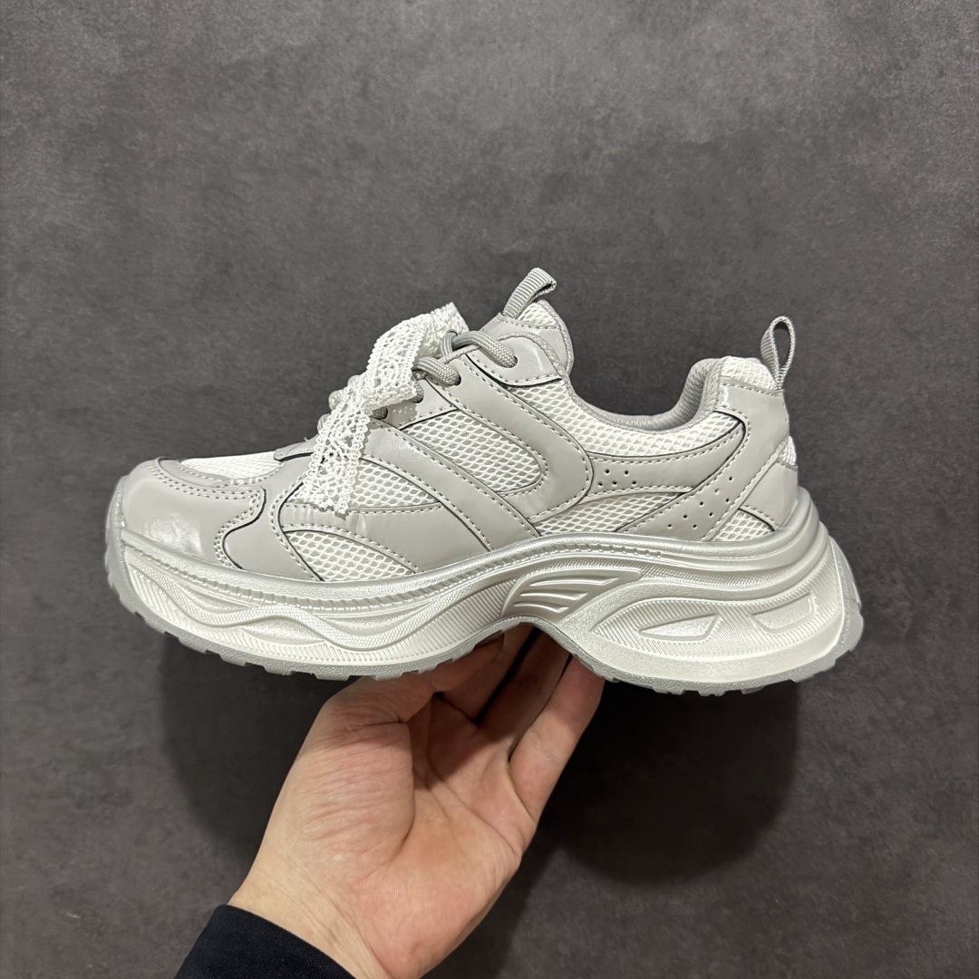 图片[2]-【公司级】GG-CC Chunky Low雷丝珍珠链休闲运动厚底老爹鞋系列 #广东大厂出品 完美细节 GGCC 25ss春夏爆款 厚底增高 大长腿 时髦look轻松定格 不费力展现率性氛围 高档银盒 酷帅机能风不规则设计大底 银白配色好温柔 缎带蝴蝶结/珍珠鞋扣/月牙底 柔软有弹性的月牙底和增加舒适度显腿长的5cm增高 长时间走路和站立都不累脚轻便舒适百搭 不管怎么搭都好看~ 尺码：35 36 37 38 39 40-选品中心