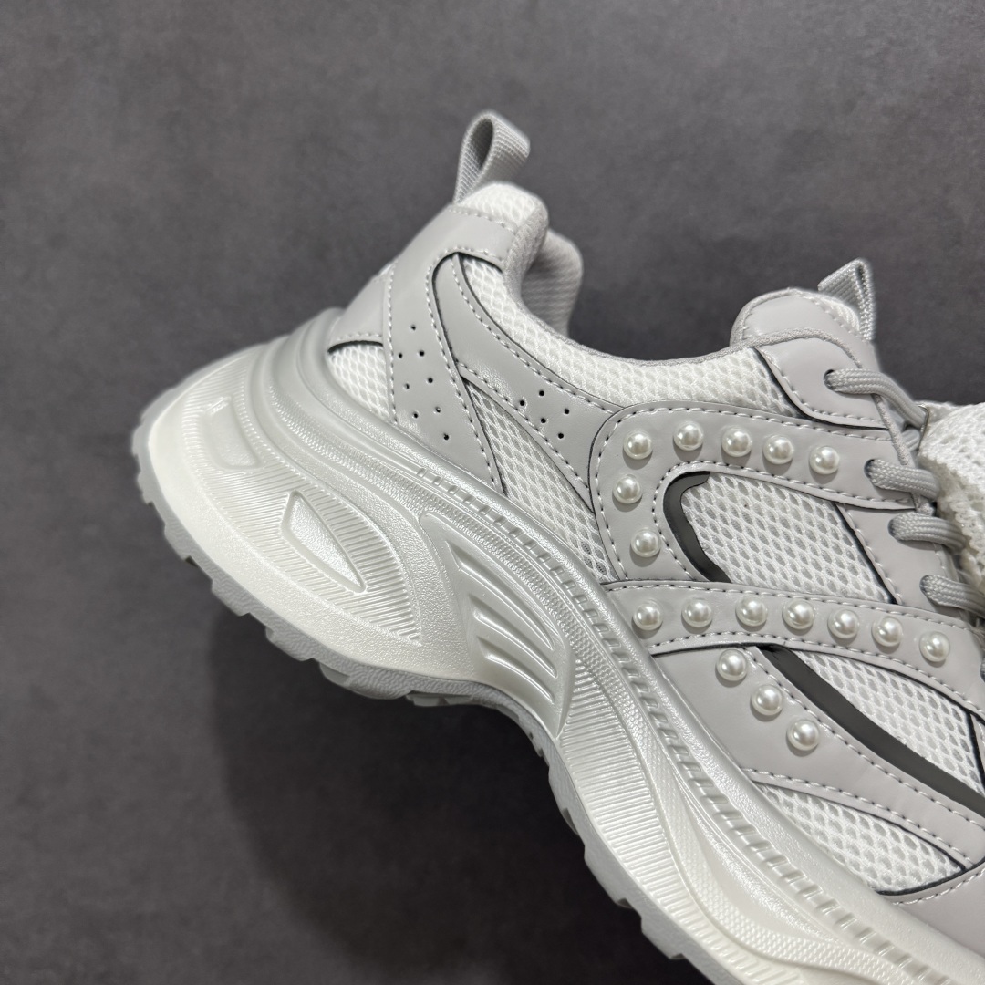 图片[6]-【公司级】GG-CC Chunky Low雷丝珍珠链休闲运动厚底老爹鞋系列 #广东大厂出品 完美细节 GGCC 25ss春夏爆款 厚底增高 大长腿 时髦look轻松定格 不费力展现率性氛围 高档银盒 酷帅机能风不规则设计大底 银白配色好温柔 缎带蝴蝶结/珍珠鞋扣/月牙底 柔软有弹性的月牙底和增加舒适度显腿长的5cm增高 长时间走路和站立都不累脚轻便舒适百搭 不管怎么搭都好看~ 尺码：35 36 37 38 39 40-选品中心