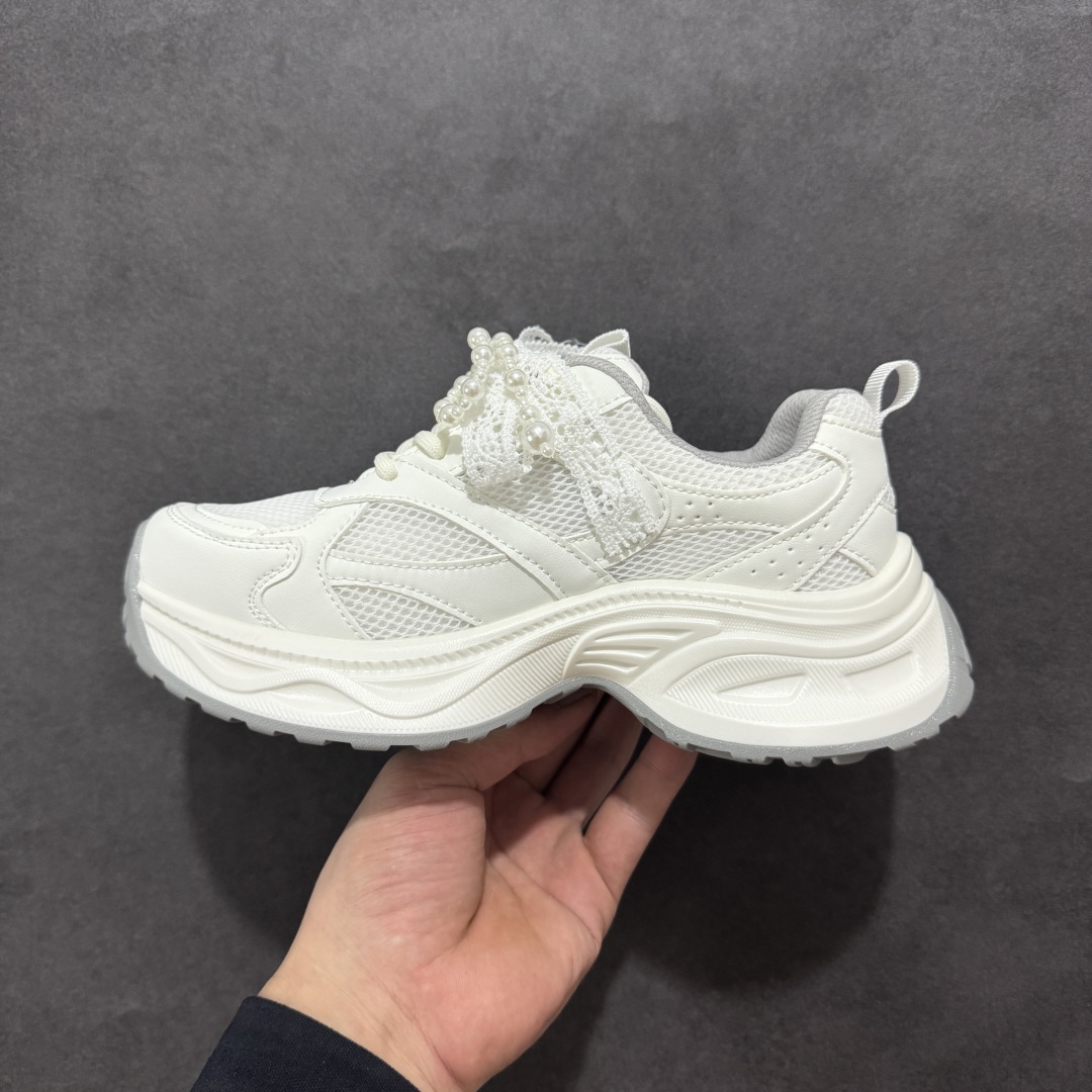 图片[2]-【公司级】GG-CC Chunky Low雷丝珍珠链休闲运动厚底老爹鞋系列 #广东大厂出品 完美细节 GGCC 25ss春夏爆款 厚底增高 大长腿 时髦look轻松定格 不费力展现率性氛围 高档银盒 酷帅机能风不规则设计大底 银白配色好温柔 缎带蝴蝶结/珍珠鞋扣/月牙底 柔软有弹性的月牙底和增加舒适度显腿长的5cm增高 长时间走路和站立都不累脚轻便舒适百搭 不管怎么搭都好看~ 尺码：35 36 37 38 39 40-选品中心