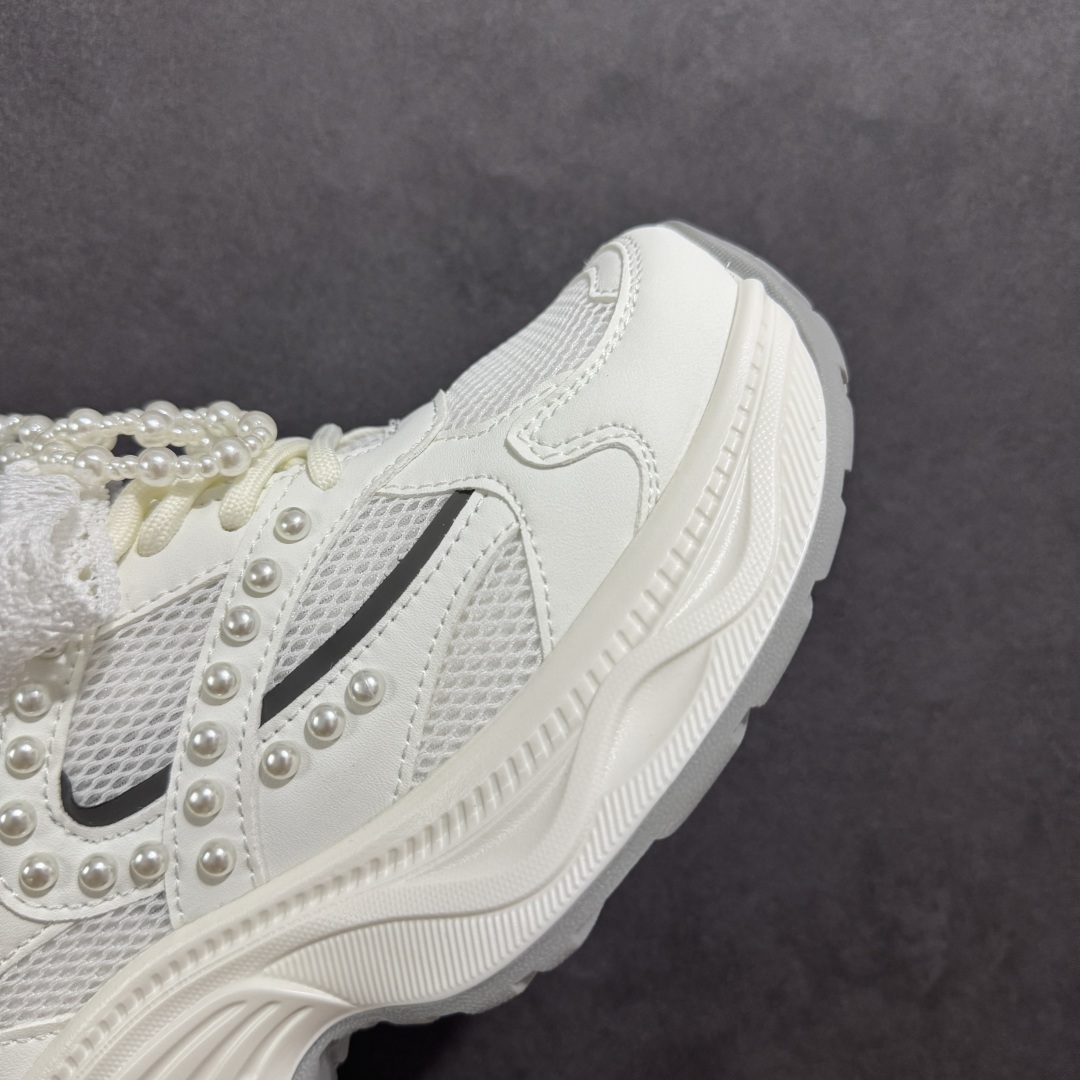 图片[5]-【公司级】GG-CC Chunky Low雷丝珍珠链休闲运动厚底老爹鞋系列 #广东大厂出品 完美细节 GGCC 25ss春夏爆款 厚底增高 大长腿 时髦look轻松定格 不费力展现率性氛围 高档银盒 酷帅机能风不规则设计大底 银白配色好温柔 缎带蝴蝶结/珍珠鞋扣/月牙底 柔软有弹性的月牙底和增加舒适度显腿长的5cm增高 长时间走路和站立都不累脚轻便舒适百搭 不管怎么搭都好看~ 尺码：35 36 37 38 39 40-选品中心