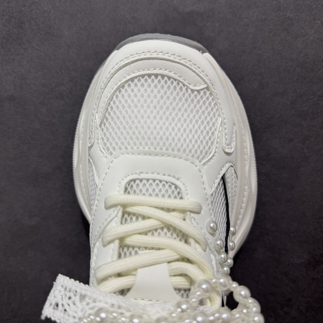 图片[8]-【公司级】GG-CC Chunky Low雷丝珍珠链休闲运动厚底老爹鞋系列 #广东大厂出品 完美细节 GGCC 25ss春夏爆款 厚底增高 大长腿 时髦look轻松定格 不费力展现率性氛围 高档银盒 酷帅机能风不规则设计大底 银白配色好温柔 缎带蝴蝶结/珍珠鞋扣/月牙底 柔软有弹性的月牙底和增加舒适度显腿长的5cm增高 长时间走路和站立都不累脚轻便舒适百搭 不管怎么搭都好看~ 尺码：35 36 37 38 39 40-选品中心