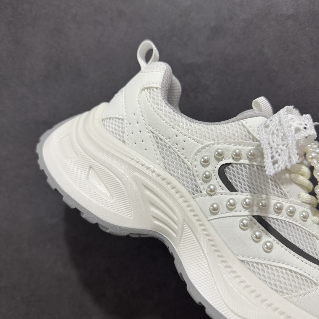 图片[6]-【公司级】GG-CC Chunky Low雷丝珍珠链休闲运动厚底老爹鞋系列 #广东大厂出品 完美细节 GGCC 25ss春夏爆款 厚底增高 大长腿 时髦look轻松定格 不费力展现率性氛围 高档银盒 酷帅机能风不规则设计大底 银白配色好温柔 缎带蝴蝶结/珍珠鞋扣/月牙底 柔软有弹性的月牙底和增加舒适度显腿长的5cm增高 长时间走路和站立都不累脚轻便舒适百搭 不管怎么搭都好看~ 尺码：35 36 37 38 39 40-选品中心