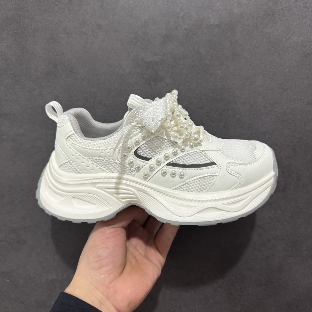 【公司级】GG-CC Chunky Low雷丝珍珠链休闲运动厚底老爹鞋系列 #广东大厂出品 完美细节 GGCC 25ss春夏爆款 厚底增高 大长腿 时髦look轻松定格 不费力展现率性氛围 高档银盒 酷帅机能风不规则设计大底 银白配色好温柔 缎带蝴蝶结/珍珠鞋扣/月牙底 柔软有弹性的月牙底和增加舒适度显腿长的5cm增高 长时间走路和站立都不累脚轻便舒适百搭 不管怎么搭都好看~ 尺码:35 36 37 38 39 40-选品中心